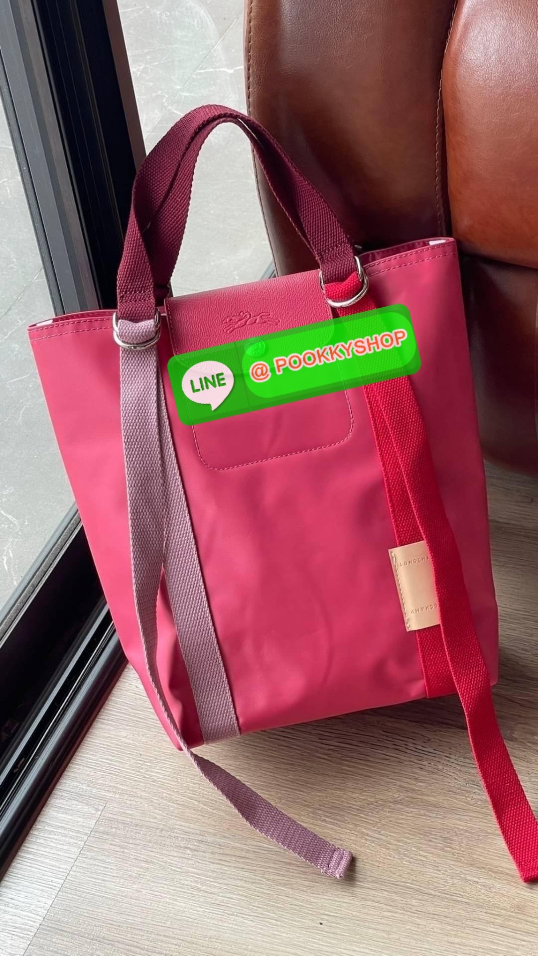 💕LONGCHAMP LE PLIAGE RE-PLAY Tote bag S เป็นอีกรุ่นที่น่าสนใจในการออกแบบ กระเป๋าโท้ทแนวตั้งที่กว้างขวางมีน้ำหนักเบา ใช้งานได้จริง ปิดด้วยกระดุมแป๊กและสามารถถือด้วยมือ สะพายไหล่ และสะพายข้างลำตัว Le Pliage Re-Play เวอร์ชันใหม่นี้ยังคงเติมชีวิตชีวา