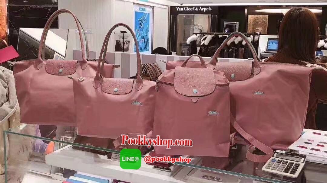 Longchamp Le Pliage Club Tote Bag Size L หูยาว วัสดุเนื้อผ้า Nylon Canvas เคลือบกันนำ้ ตัดด้วยหนังแท้ที่มีน้ำหนักเบา ดีไซน์เรียบง่ายแต่เต็มไปด้วยความคลาสสิก จนเป็นที่ชื่นชอบไปทั่วโลก Longchamp ปรับโฉม LE PLIAGE ด้วยการปักลายรูปม้า-ตราสัญลักษณ์ของแบรนด์บนผ