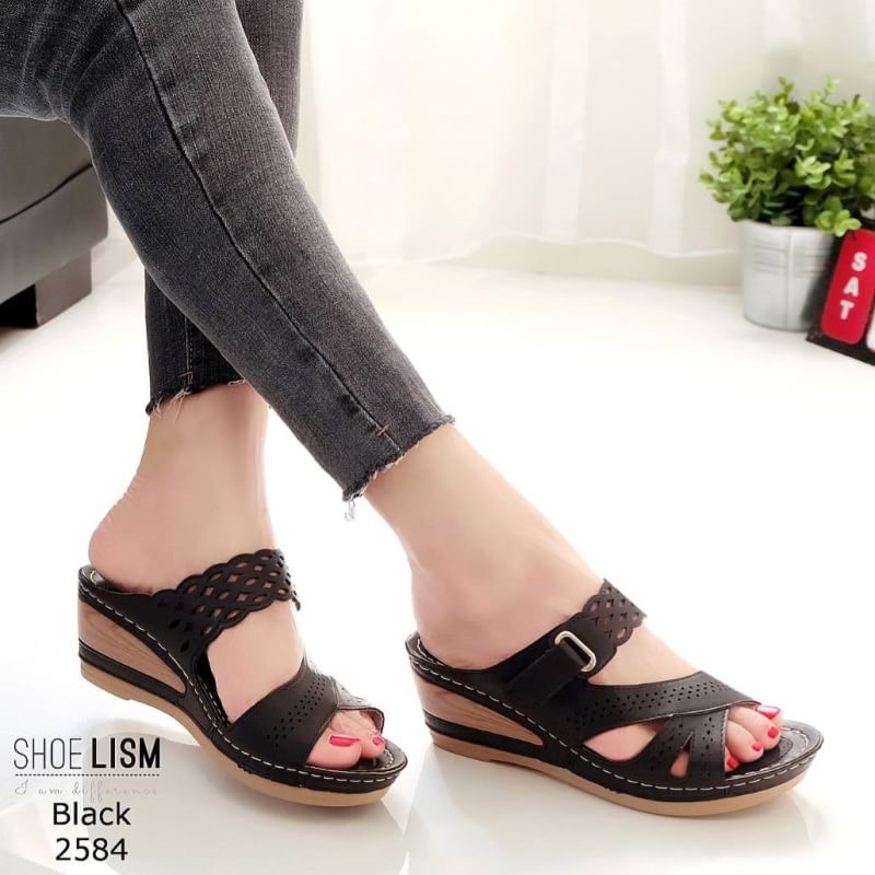 สินค้าพร้อมส่ง บอกรักแม่ด้วยคู่นี้ได้เลยจ้า รองเท้าส้นเตารีดเพื่อสุขภาพ ใส่ได้ทุกวัย รองเท้าลำลองทรงสวม วัสดุหนังพียูฉลุลาย แบบเกร๋ๆ งานเย็บรอบบอดี้ พื้นบุนวมนุ่ม วันปีใหม่นี้มอบให้คุณแม่ได้จ้า พร้อมส่งความงามถึงบ้านคุณคร้า