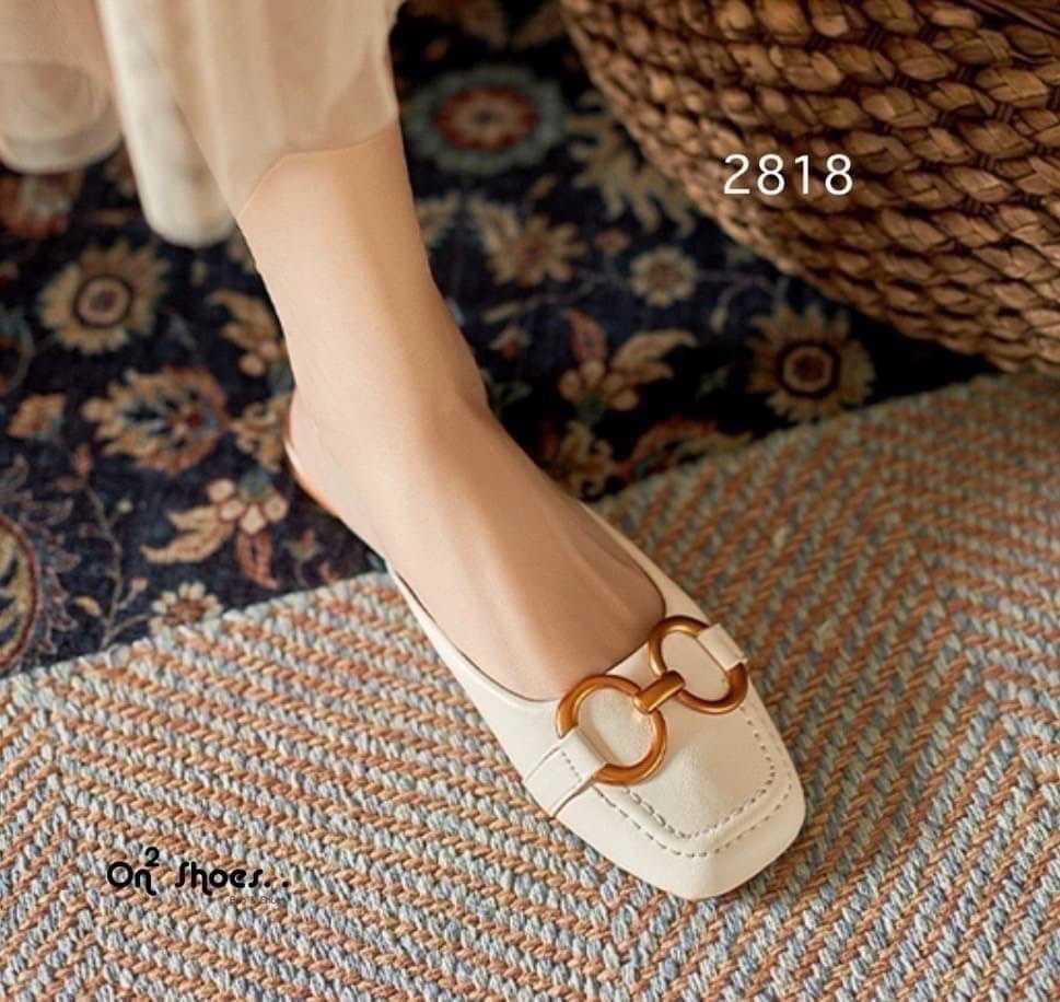 รองเท้าหัวคัชชูเปิดหลังรหน้าแต่งอะไหล่ทองเหลือง สไตล์แบรนด์ส้นเป็นอะไหล่ทองสวยหรู คู่นี้ใส่แมทกับชุดได้ง่ายทั้งกางเกงและกระโปรงได้หมดทรงสวย