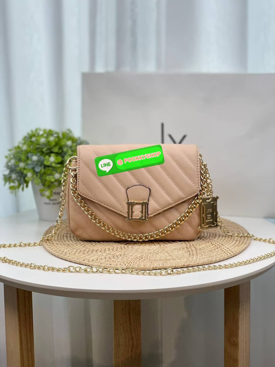 Lyn กระเป๋าทรงน่ารักปุ๊กปิ๊ก สายสะพายโซ่ทอง เปิดปิดด้วยกระดุมแม่เหล็ก ฐานกว้างใส่ของได้เยอะ