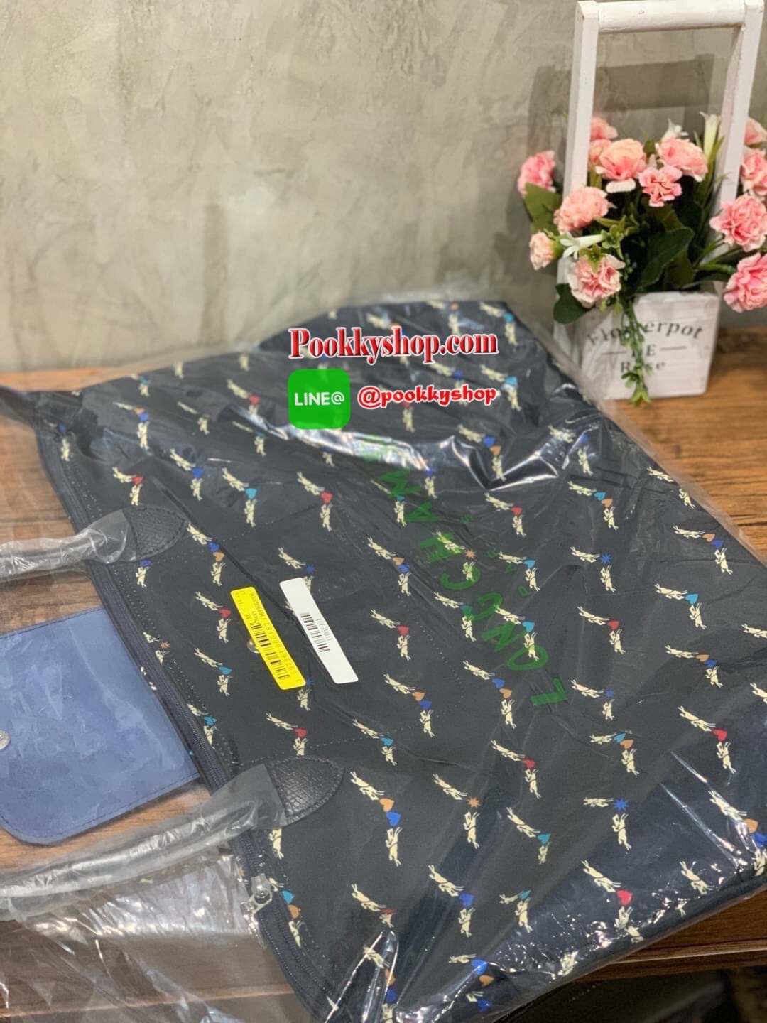 LONGCHAMP KOPEN LE PL CHEVAUX AILES TOTE BAG Size L รุ่นนี้มาพร้อมน้ำหนักที่เบาและความเป็นเฟมินีน จากการประดับกระเป๋าด้วยดาวและหัวใจดวงเล็กๆหลากสีสัน ล้อมรอบด้วยม้าอันเป็นสัญลักษณ์ของ Longchamp ดีไซน์นี้จึงเกิดเป็นรูปเสมือนนางฟ้าโดยการเปลี่ยนม้าให้เป็นปีก