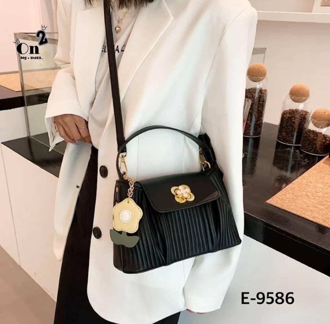 กระเป๋าสไตล์เกาหลีมาใหม่ หนังพลีทเล็กเย็บจีบด้านหน้า อะไหล่เปิดปิดรูปดอกไม้ มาพร้อมพวงกุญแจ+สายสะพายยาว