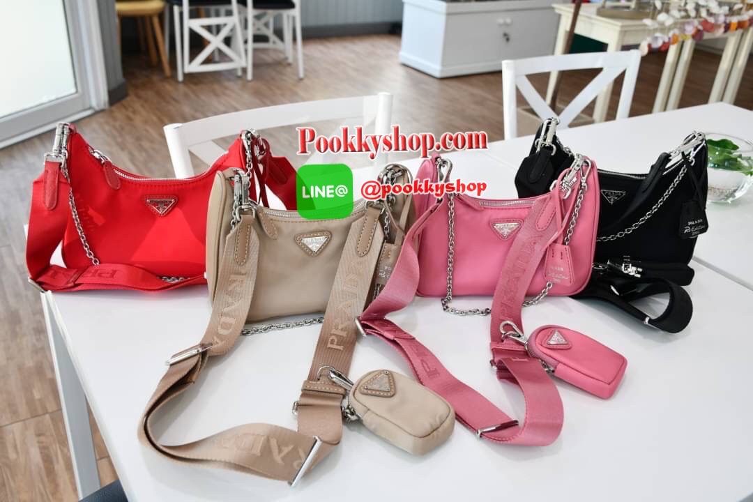 PRADA nylon mini รุ่นใหม่ มาแรง!!! ไอเท็มยอดฮิต วัสดnylon กันน้ำ มีสาย2แบบ สายยาวปรับระดับได้ฟรีไซด์และสายโซ่คล้องแขน มีป้ายแท็คหนัง อย่างดี และกระเป๋าใส่เหรียญน่ารักๆ อะไหลเงินปั้มแบรนด์แท้ทุกจุด ทรงสวย ถอดเปลี่ยนสายได้ เปิดปิดด้วยซิป ด้านในมีป้ายโลหะแบร