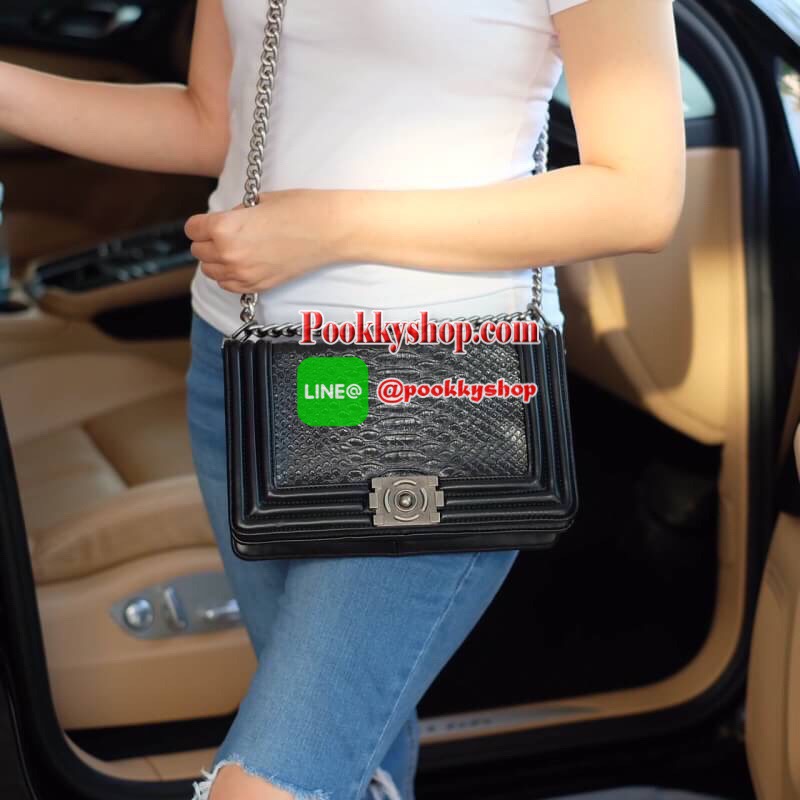 สินค้าขายดี มากี่รอบๆ ก้อหมดเกลี้ยง ทางร้าน ได้กระเป๋า จากแบรนด์ KEEP ทรงเดียวกับ Chanel boy เลย รุ่น KEEP shoulder Luxury small chain bag สวย หรู เท่ มากๆ เลยน๊า กระเป๋าอยู่ทรง ลายหนังจรเข้ สวยงามมากคะ สายโซ่ มีที่รองไหล่ สะพายสบายคะ สายปรับ สั้น ยาวได้ค