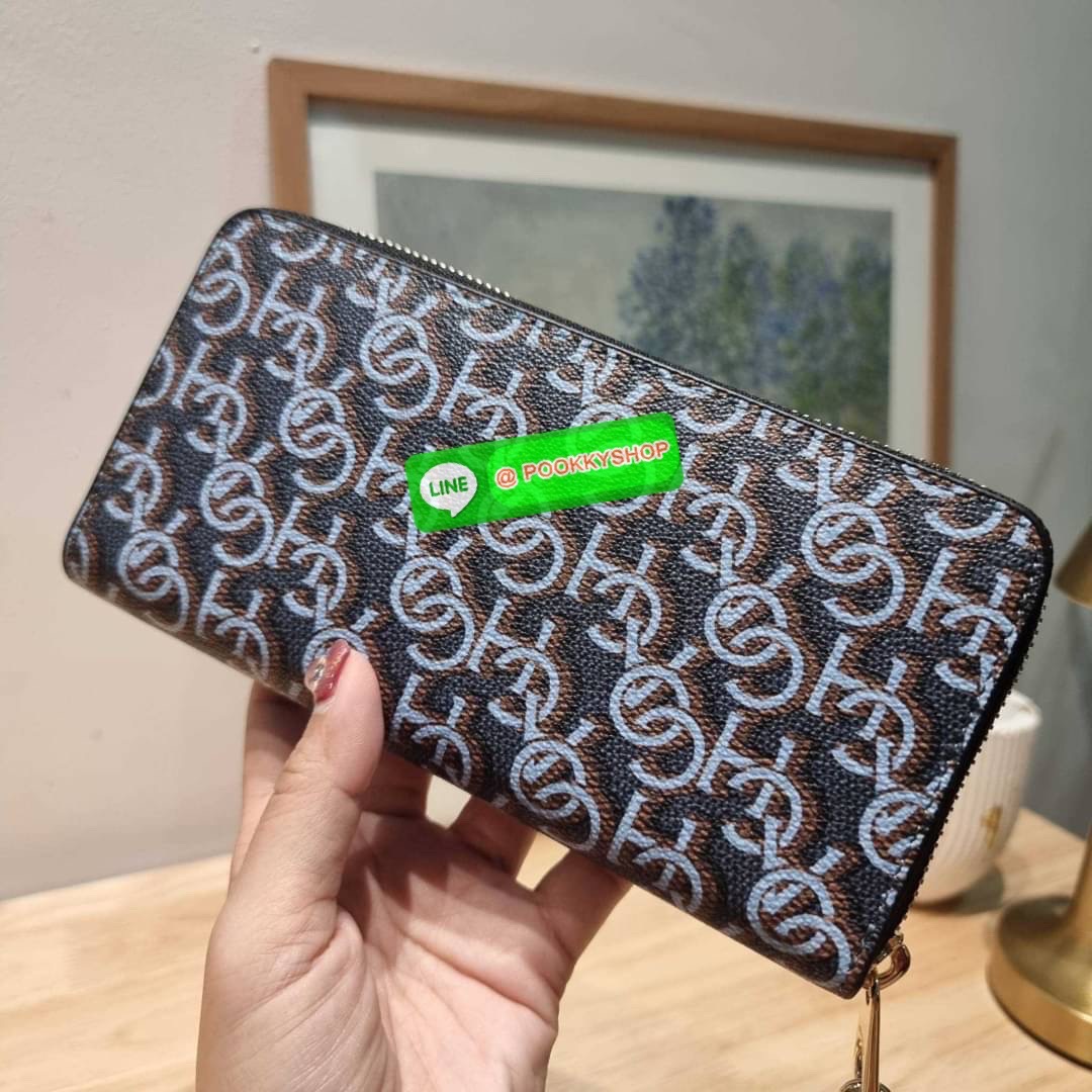 COACH CF521 LONG ZIP AROUND WALLET WITH SIGNATURE MONOGRAM 🔆 Details กระเป๋าสตางค์ใบยาว คอลเลคชั่นใหม่ กับดีไซน์ใหม่ ฉีกกฏทุกการดีไซน์ ด้วยลวดลายโมโนแกรมรอบใบโดดเด่น สะดวกใช้งานด้วยสายคล้องมือที่สามารถถอดออกได้ พกพกง่ายที่สุด รูดใช้งานด้วยซิปรอบใบ