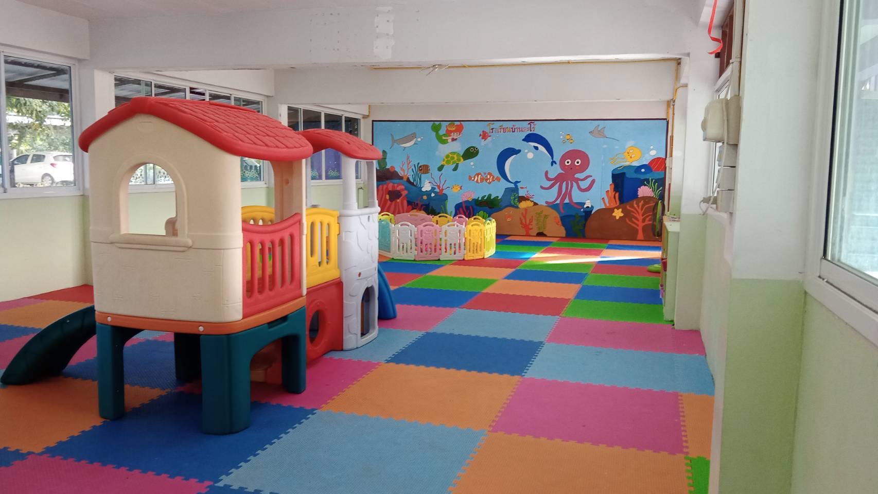 แผ่นยางปูพื้นกันกระแทก แบบจิ๊กซอ 1 X 1 เมตร หนา 10 มม.