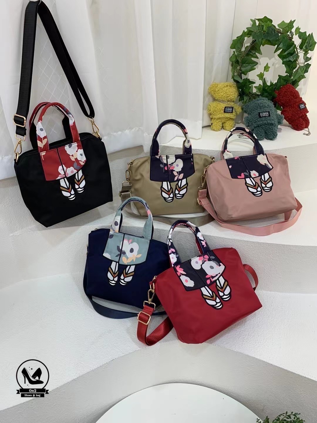 กระเป๋าทรงชอปปิ้ง shoping bag แบรนด์ mis zapatos วัสดุตัวกระเป๋าทำจากผ้ากันน้ำอย่างดี อะหลั่ยสีทอง water proof ด้านหน้าลายน่ารักมากๆ ด้านหลังมีช่องซิป มาพร้อมสายยาว ทำจากผ้ากันน้ำตัวเดียวกับกระเป๋า สามารถปรับระดับได้