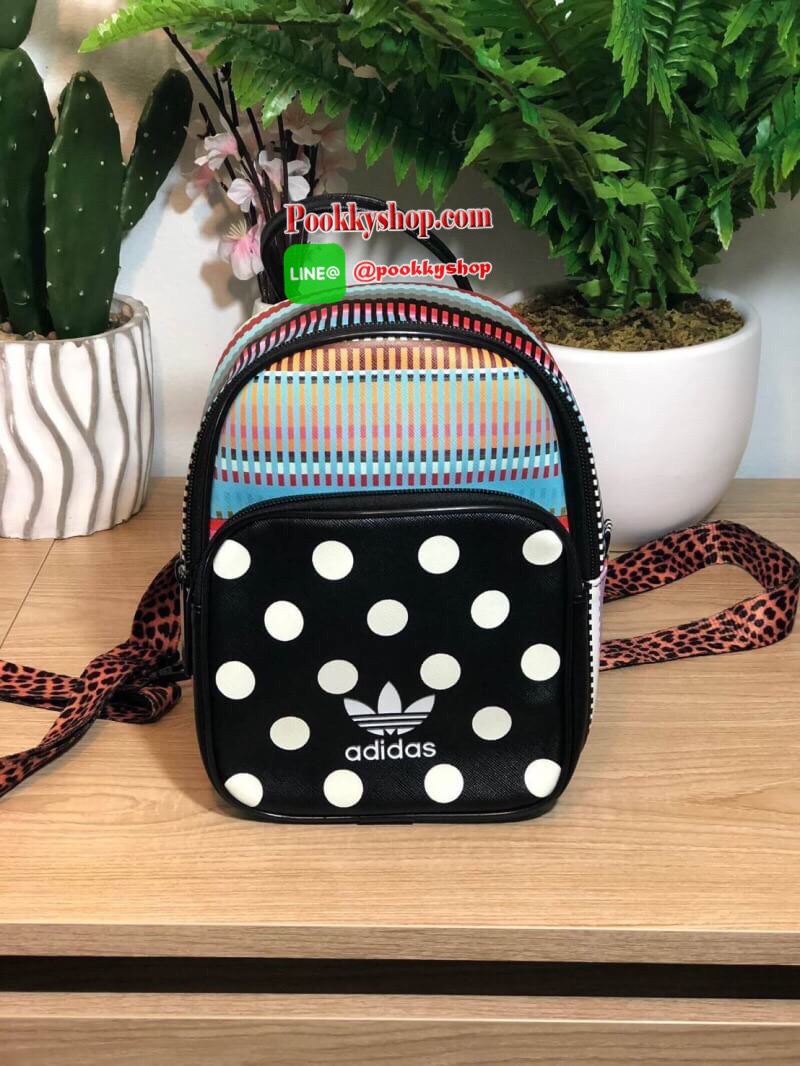 ADIDAS MINI BACKPACK กระเป๋าเป้หรือสะพายหนังPu คุณภาพดี สไตล์ Sport ขนาดมินิ น้ำหนักเบา ด้านหน้ามีโล้โก้และช่องซิป เปิดปิดด้วยซิปสะดวกใช้ หัวซิปแบรนด์ ภายในมีช่องใส่ของ หูจับถนัดมือ สายสะพายปรับได้ตามต้องการ สามารถสะพายเป็นเป้ หรือกระเป๋าสะพาย Crossbody ใ