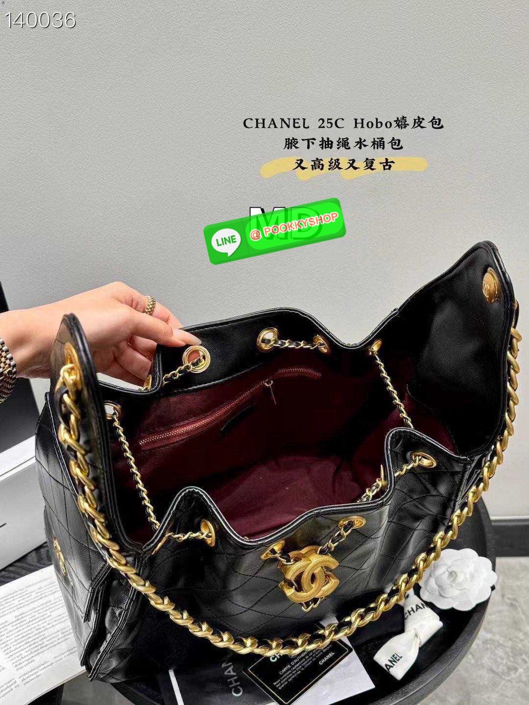 CHANEL 25 Medium Handbag กระเป๋าสะพายทรงโฮโบใบใหญ่ คอลใหม่ล่าสุด ต้อนรับฤดูกาล SPRING-SUMMER 2025 รูปทรงใช้งานได้จริง จุของได้ ถือเก๋ๆ เอวี่เดย์ลุค บอกเลยว่าดีไซน์เก๋มาก สาวๆ เตรียมพุ่งตัวก่อนใครได้เลย ราคาสุดคุ้มที่นี่ที่เดียวค่า