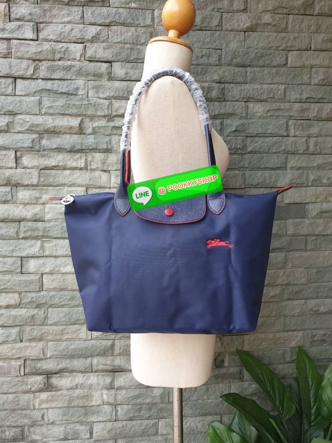 Longchamp Le Pliage Club Tote Bag Size S หูยาว วัสดุเนื้อผ้า Nylon Canvas เคลือบกันนำ้ ตัดด้วยหนังแท้ที่มีน้ำหนักเบา ดีไซน์เรียบง่ายแต่เต็มไปด้วยความคลาสสิก จนเป็นที่ชื่นชอบไปทั่วโลก Longchamp ปรับโฉม LE PLIAGE ด้วยการปักลายรูปม้า-ตราสัญลักษณ์ของแบรนด์บนผ
