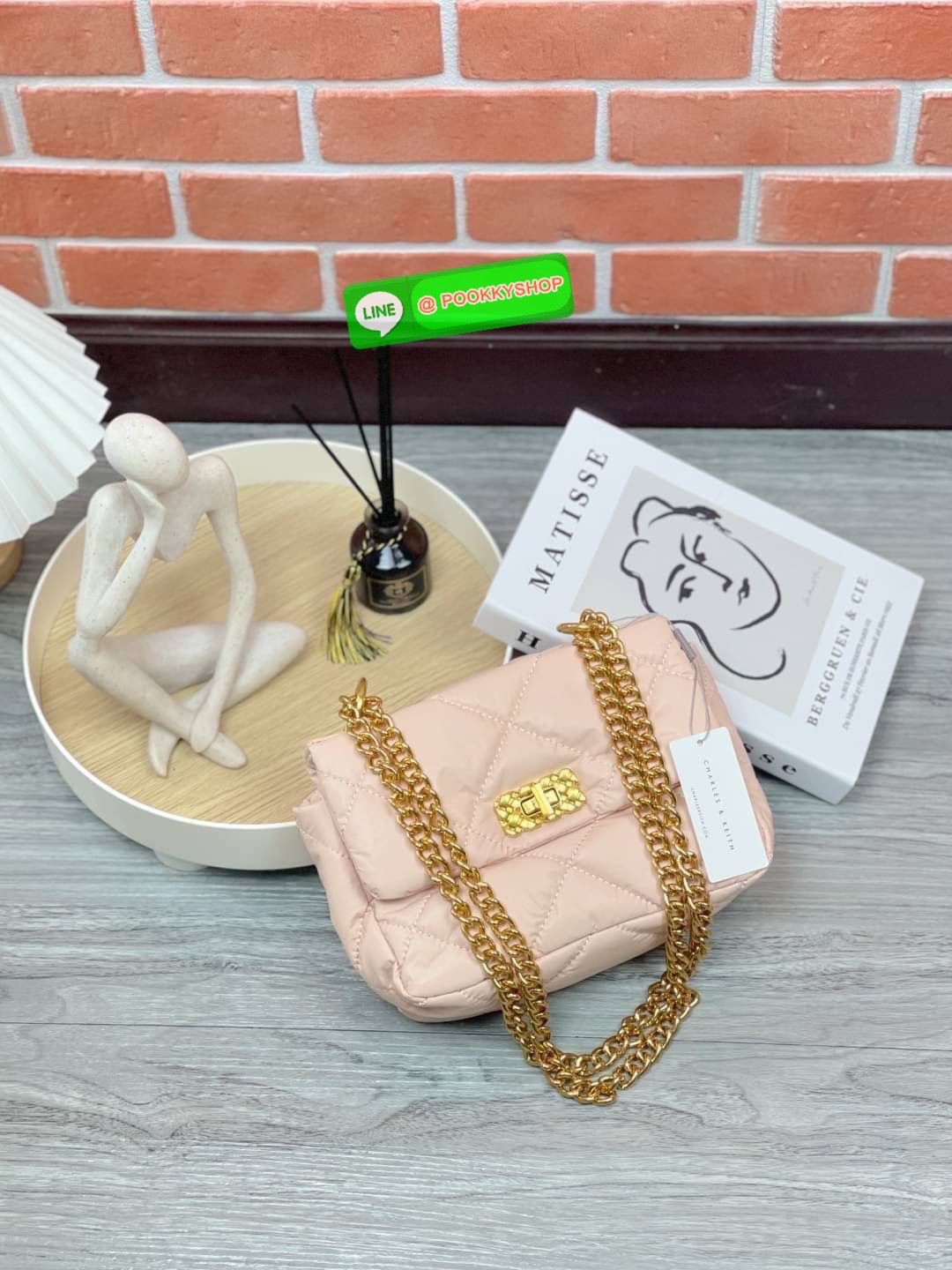 Charles & Keith Paffuto Padded Shoulder Bag มาเพิ่มสีสันให้กับสไตล์ในวันพักผ่อนสบายๆของคุณให้ดูสนุกขึ้น ด้วยกระเป๋าสะพายไหล่ขนาดกลางที่โดดเด่นด้วยหนังเย็บบุลายตาราง โก้หรูด้วยดีไซน์ตัวล็อคโลหะที่เข้ากับสายสะพายโซ่ เปิดปิดแบบตัวหมุนล็อก ด้านในจุของได้เยอะ