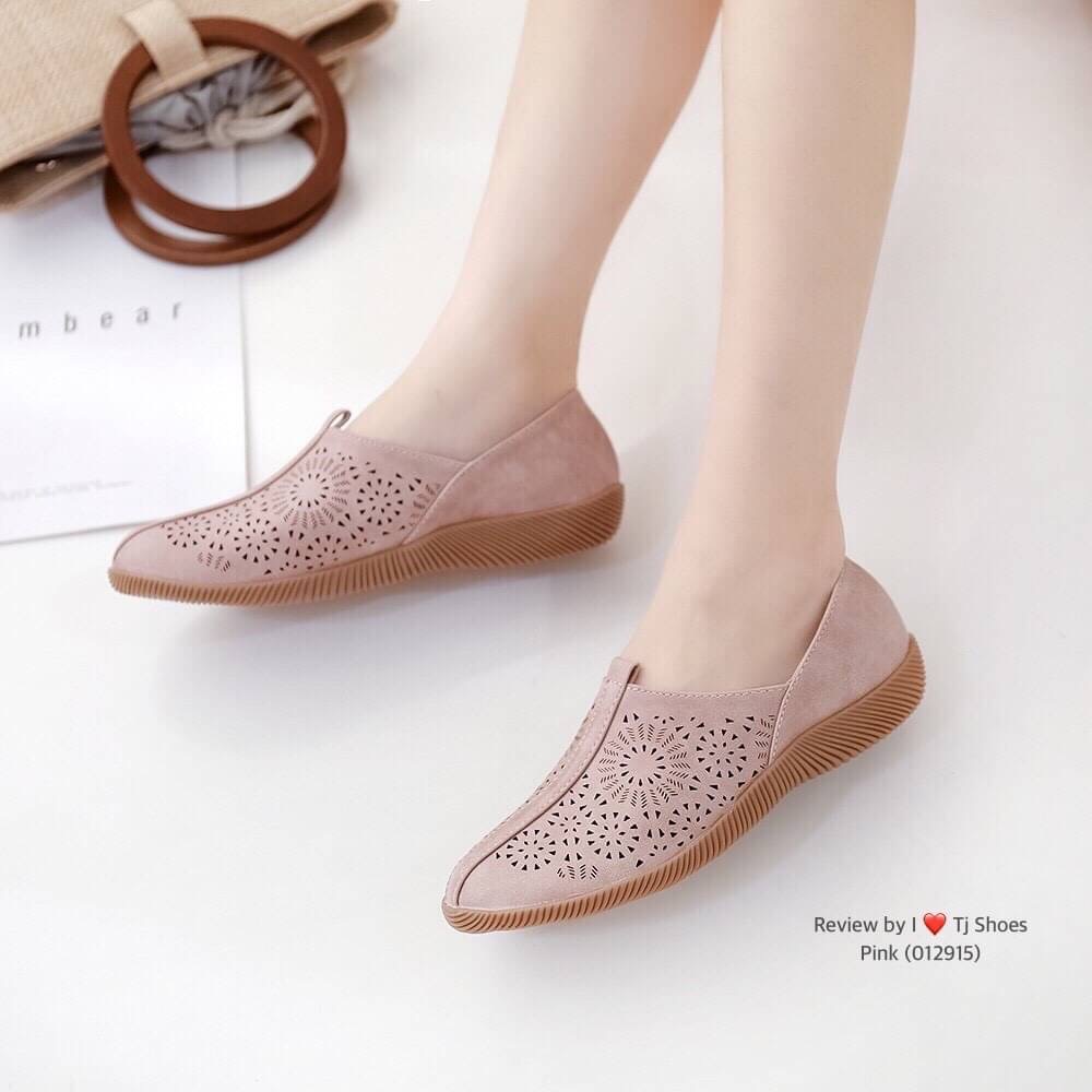 พร้อมส่งรองเท้าเพื่อสุขภาพ ที่ทั่งเกร๋ทั้งน่ารักสุดๆ รองเท้ารุ่นนี้เป็นงานสั่งทำพิเศษ หนังนิ้มนิ่ม ฉลุลายน่ารักๆ มีรูระบายอากาศใส่แล้วเท้าไม่อับ น้ำหนักเบา ใส่นุ่มเดินทั้งวันได้สบายมากๆ ส้นยางเกรดพรีเมี่ยมอย่างดี แมทกับชุดอะไรก็เกร๋ เป็นรุ่นแนะนำ ซื้อไปรั