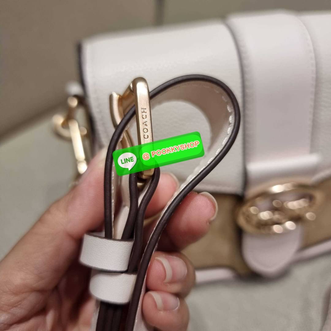 COACH C3593 GEORGIE SADDLE BAG IN COLORBLOCK SIGNATURE CANVAS WITH RIVETS ยกระดับความหรูให้กับตัวเองกันหน่อย ด้วยกระเป๋ารุ่นนี้!! ครอสบอดี้ที่ดีไซน์หรู อัพเลเวล ในราคาที่จับต้องได้ วัสดุหนังแคนวาสเคลือบสลับหนังเรียบ พิเศษไปอีกตกแต่งขอบด้วยหมุด เพิ่มดีเทลก