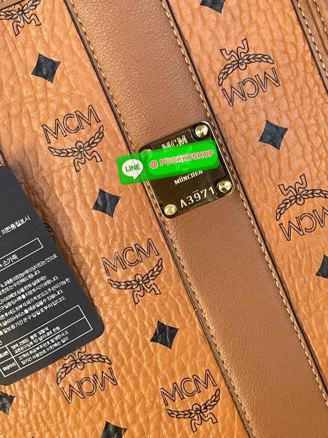 💕Mcm Liz Reversible Shopper in Visetos ขึ้นชื่อว่าเป็นกระเป๋าช็อปเปอร์ แน่นอนว่า จะต้องเหมาะสำหรับสาว ๆ ที่ชอบพกสัมภาระเยอะ ซึ่งรุ่นนี้ไม่ใช่แค่เพียงให้พื้นที่จุของกว้างขวางเท่านั้น แต่ยังออกแบบดีไซน์และรูปทรงให้มีความยืดหยุ่น มีหูรูดด้านข้างที่สา