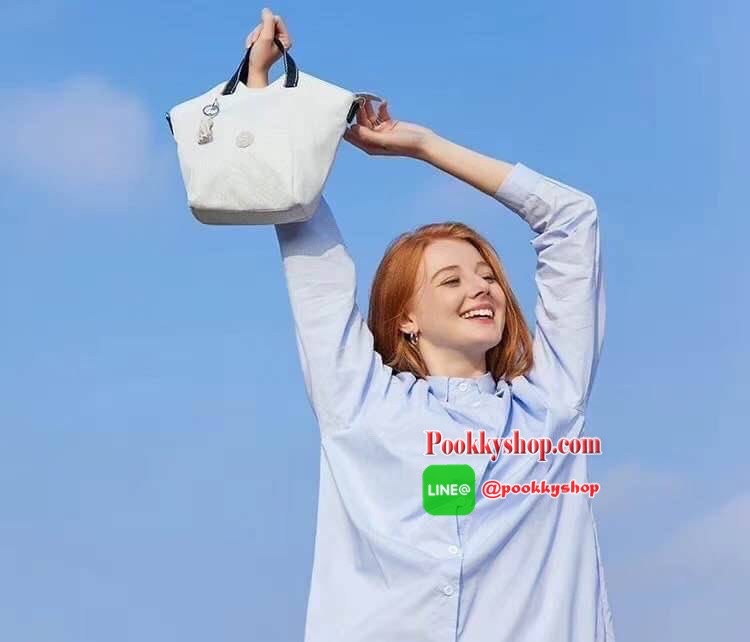 KILING NORI Handbag & Shoulder bag กระเป๋าถือหรือสะพายขนาดกลาง ทำจากวัสดุ ผ้า Nylonเคลือบ+Polyester น้ำหนักเบา จุดเด่นที่ช่องหลักมีขนาดใหญ่ พร้อมช่องซิปแยกย่อย สามารถใส่สัมภาระได้เยอะ มาพร้อมสายสะพายยาว สามารถปรับระดับได้ตามความต้องการ มีพวงกุญแจลิงห้อยตา