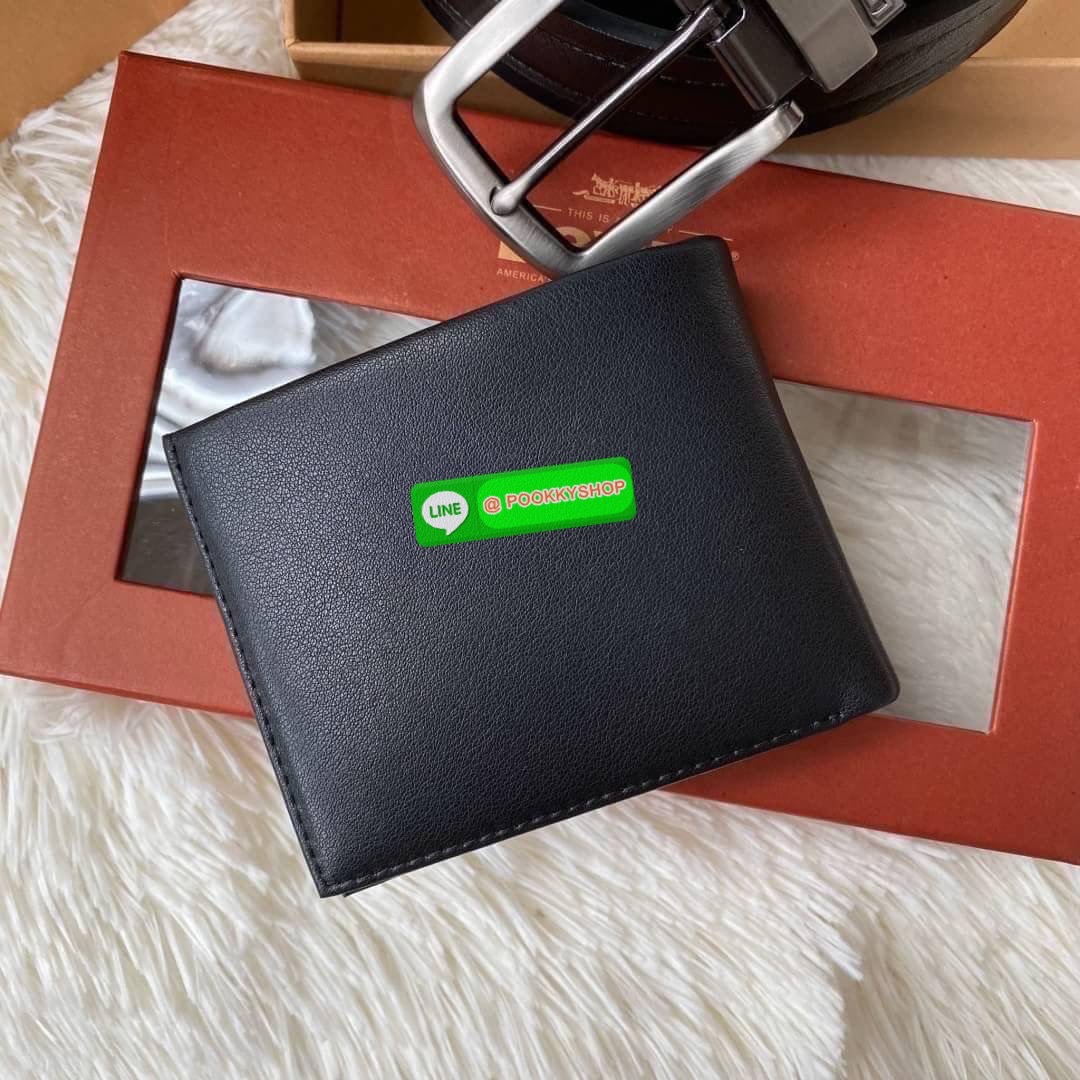 กระเป๋าสตางค์+เข็มขัด Levi's กระเป๋าด้านหน้าปั๊มโลโก้แบรนด์ด้านในมีช่องใส่บัตร และมีช่องใส่ธนบัตร 2 ช่อง ส่วนตัวเข็มขัด Levi's หัวเข็มขัดเป็นแบบลำลอง ด้านหน้าปั๊มอักษรแบรนด์ ตัวสายสีน้ำตาลดำ ด้านหลังปั๊มชื่อแบรนด์ มีแท็กป้ายติดตัวเข็มขัด