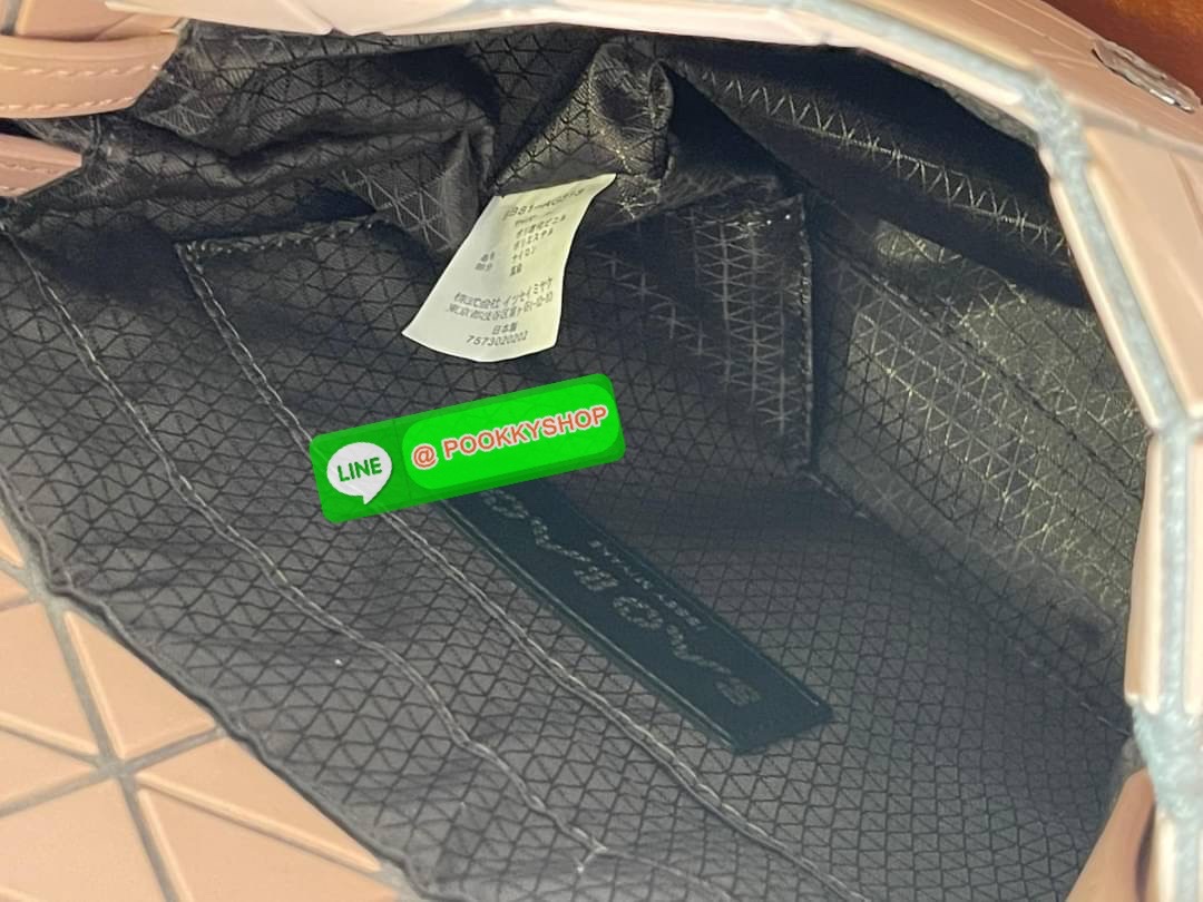 💕Baobao Issey Miyake Off-White Flap Messenger Bag(Large) สำหรับใครที่ต้องการใช้งานแบบเน้นการเคลื่อนไหวที่คล่องตัว แนะนำรุ่นนี้เลยคะ มาพร้อมแผ่นรูปทรงสามเหลี่ยมอันโดดเด่นแฝงไปด้วยความทันสมัยบ่งบอกถึงความเป็นเอกลักษณ์ของแบรนด์ได้เป็นอย่างดี ซึ่งสายส