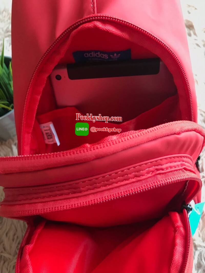 Adidas Expect Originals Bag กระเป๋าสะพายคาดอก ขนาดกลาง วัสดุหนังpu หนังนิ่ม กันน้ำได้ ด้านหน้าสกรีนโลโก้แบรนด์ มีช่องซิปใหญ่ใช้งานได้2ช่อง ภายในมีช่องแยกใส่มินิไอแพค หรือกระเป๋าสตางค์ทรงยาว สายสะพายปรับความยาวได้ฟรีไซส์ ใช้ได้ทั้งผู้หญิงและผู้ชายเท่ๆเลยคร