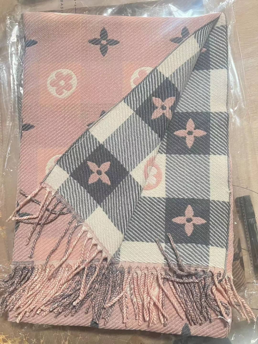 พร้อมส่ง ผ้าคลุมไหล่ งาน LV สวยมาก เป็นได้ทั้งผ้าพันคอ ผ้าคลุมไหล่ ผ้าห่ม งานหนา งานดี ต้องมี