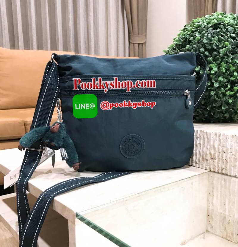 พร้อมส่งรุ่นยอดนิยม! KIPLING ART O SHOULDER BAG กระเป๋าสะพายรุ่นใหม่ล่าสุดวัสดุ Nylon+Polyester 100% เปิดปิดด้วยซิปสะดวกใช้ หัวซิปเเบรนด์ ภายในมีช่องซิป ช่องใส่มือถือและสายคล้องพวงกุญแจ ด้านหน้ามี2ช่องซิป ด้านหลังมี1ช่องซิป พร้อมสายสะพายยาวเลื่อนปรับได้จะ