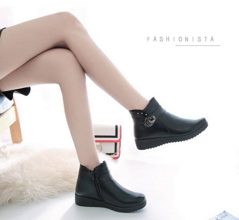 สินค้ามาใหม่พร้อมส่งค่ะ!! Item นุ่มๆอุ่นสบายถนอมเท้า รองเท้าบู้ทสั้นหุ้มข้อ วัสดุ pu คุณภาพดี เนื้อหนานุ่มมากสวยขึ้นทรง พื้น 3.5 c.m. มีซิปถอดใส่ง่าย เพิ่มดีเทลตกแต่งอะไหล่ด้านข้างสวยเก๋สะดุดตา ภายในรองเท้าบุขนนุ่มมากก พื้นรองเท้าเป็นยางพารายึดเกาะดีเยี่ย