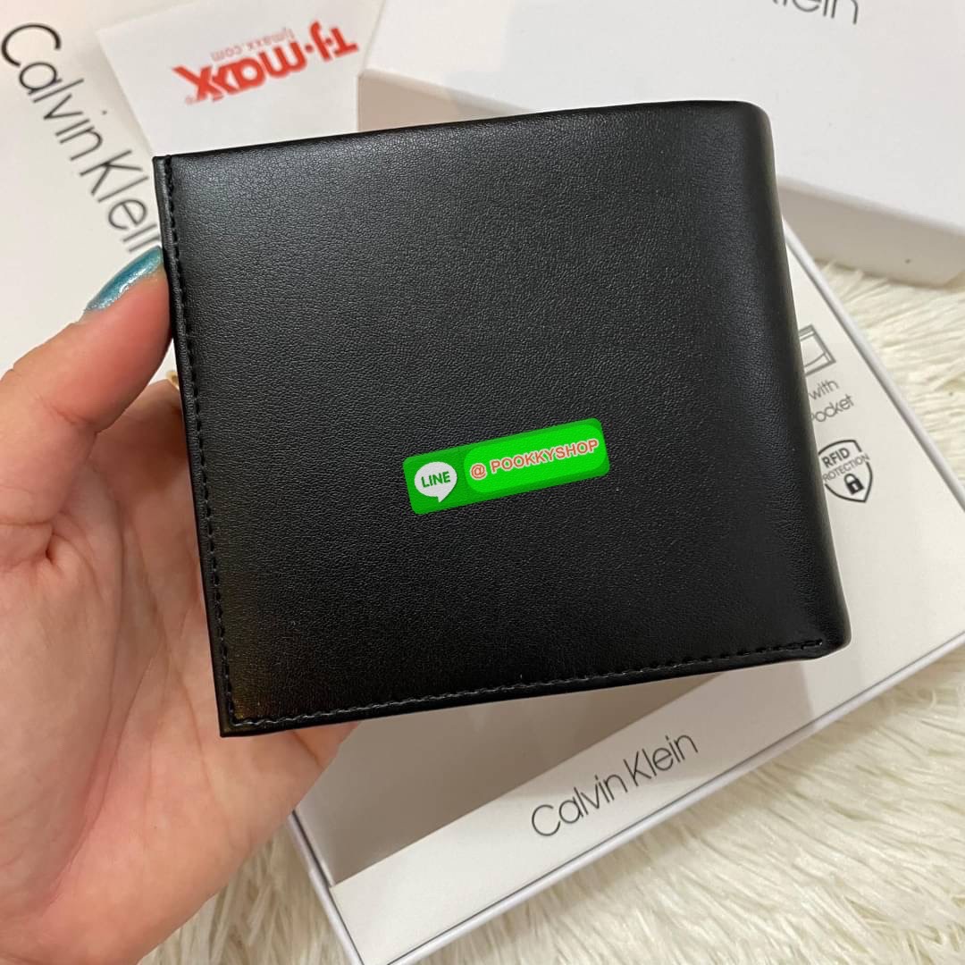 Calvin Klein Bifold Leather Short Wallet กระเป๋าสตางค์ใบสั้น และ ที่ใส่บัตรย่อยแบบเป็นสัดส่วน หนังดี นุ่มมือ รูปลักษณ์เรียบหรูแต่เท่ห์ตามแบบฉบับของแบรนด์Set นี้มาเท่าไรก็หมดคะ รีบจับจองนะคะ มาพร้อมถุงกระดาษแบรนด์และกล่องจ้า สุดคุ้มมอบให้เป็นของขวัญหรือใช้