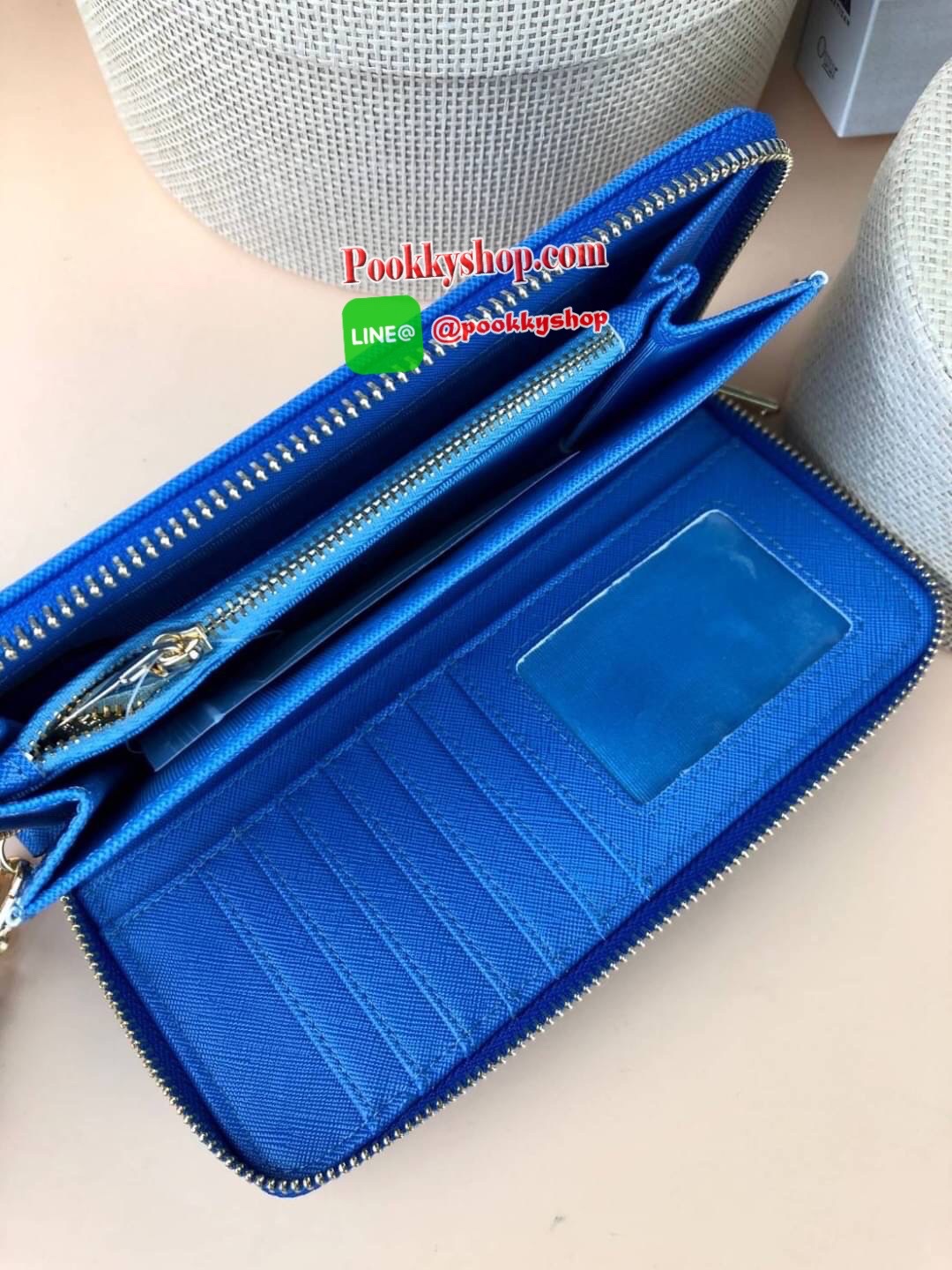 Lyn Rosette Long Wallet กระเป๋าเงินซิปรอบใบยาว วัสดุหนังลายsafiano ด้านหน้ามีโลโก้แบรนด์สีทองสวยหรู มาพร้อมสายคล้องมือสามารถถอดสายออกได้ เปิดปิดแบบซิป ด้านในมีช่องใส่การ์ด 12 ช่อง ช่องใส่รูป 1 ช่องและช่องซิปใส่เหรียญ สามารถใส่ธนบัตรได้ตามยาวเลยค่า ใบนี้สว