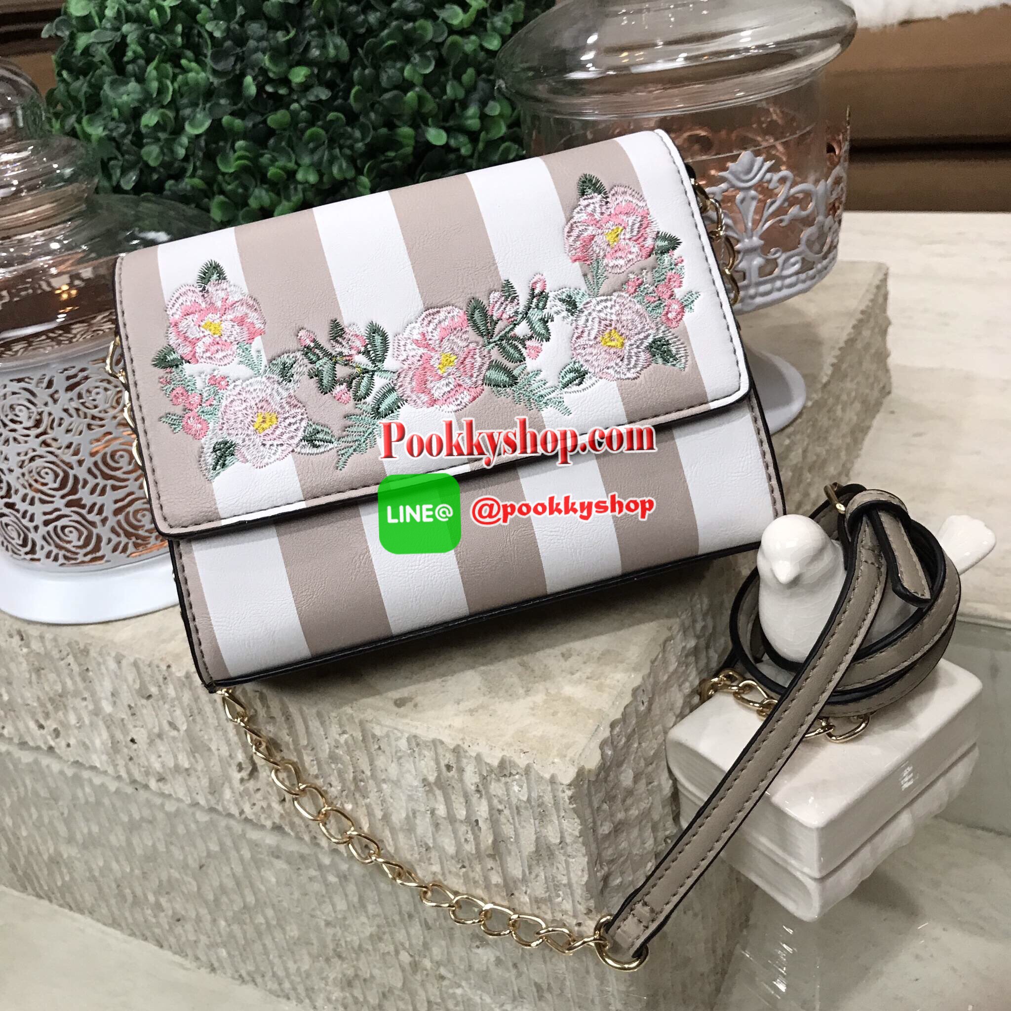 Don't Miss! NEW ARRIVAL! ALDO flower Crossbody Bag กระเป๋าถือ/สะพายรุ่นใหม่ล่าสุด ALDO แบรนด์ดังจากแคนนาดาดีไซน์สุดชิคปักลายดอกไม้สไตล์วินเทจหนังลายทางสพาสเทลอยู่ทรงกันน้ำ เปิดปิดด้วยกระดุมแม่เหล็ก ภายในมีโลโก้ ช่องซิป ช่องใส่มือถือ ใส่iphone7+ได้ น้