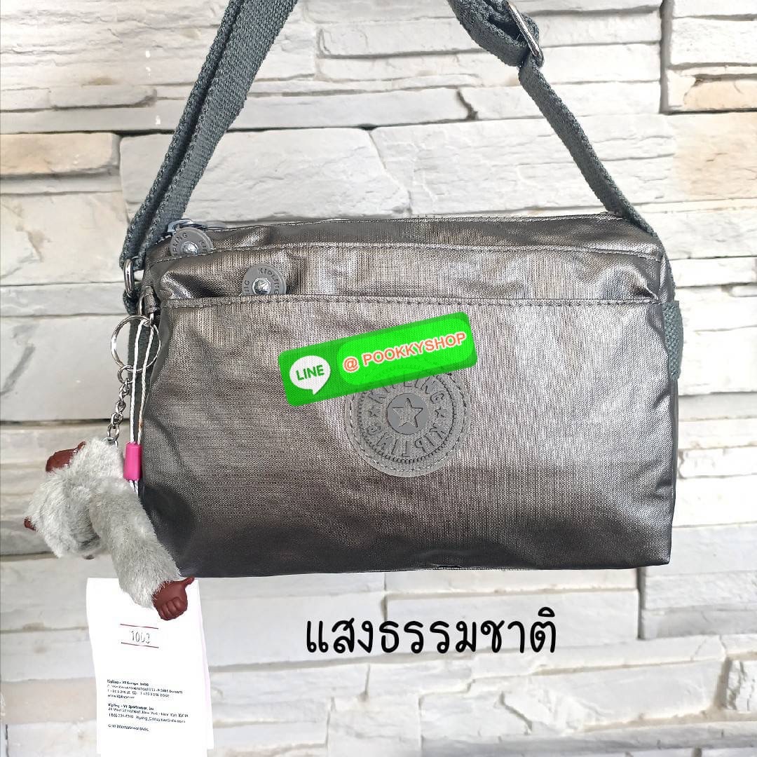 KIPLING Mini Crossbodybag กระเป๋าสะพายข้างขนาดกะทัดรัด ผลิตจากวัสดุ Nylon + ซับใน Polyester100% มีช่องใช้งานแยกย่อยมากถึง 4 ช่อง -ด้านหน้ามีช่องซิป 2 ช่อง -ช่องหลักโล่ง กว้าง จุของใช้ได้เยอะ -ด้านหลังมีช่องซิปอีก 1 ช่อง มาพร้อมพวงกุญเเจลิง สายสะพายยาวสมาร