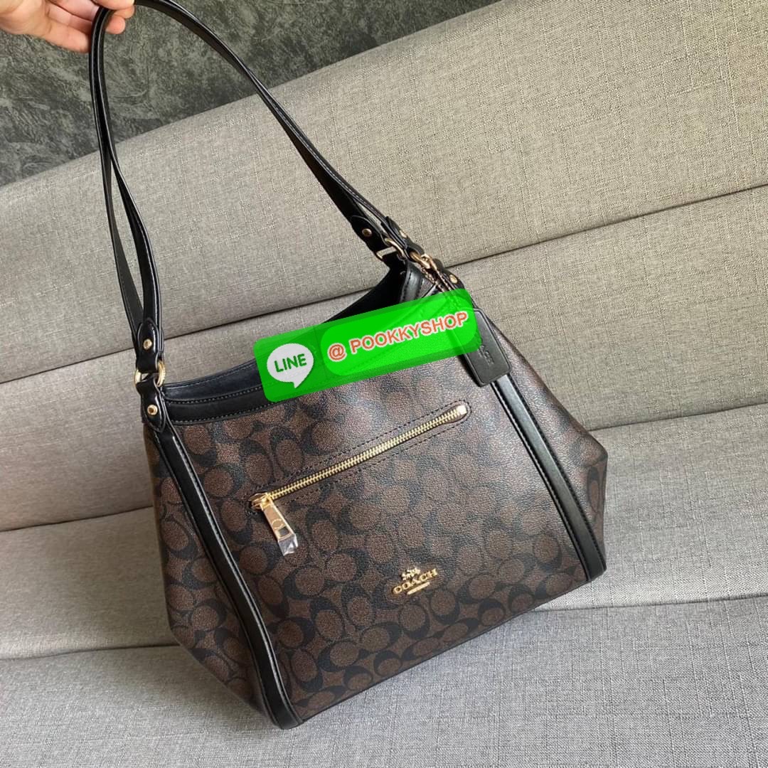 COACH C6232 KRISTY SHOULDER BAG IN SIGNATURE CANVAS (COACH C6232) สุดคุ้ม สาวๆสายช้อป ห้ามพลาด กระเป๋าสะพายไหล่ ใบใหญ่จุของได้เยอะ สายช้อปใช้งานเกินคุ้ม วัสดุหนังแคนวาส ภายในช่องกว้าง แบ่งสัดส่วน ด้านหน้ามีช่องซิป เปิด ปิด ด้วยกระดุมแม่เหล็กมีช่องซิปตรงกล