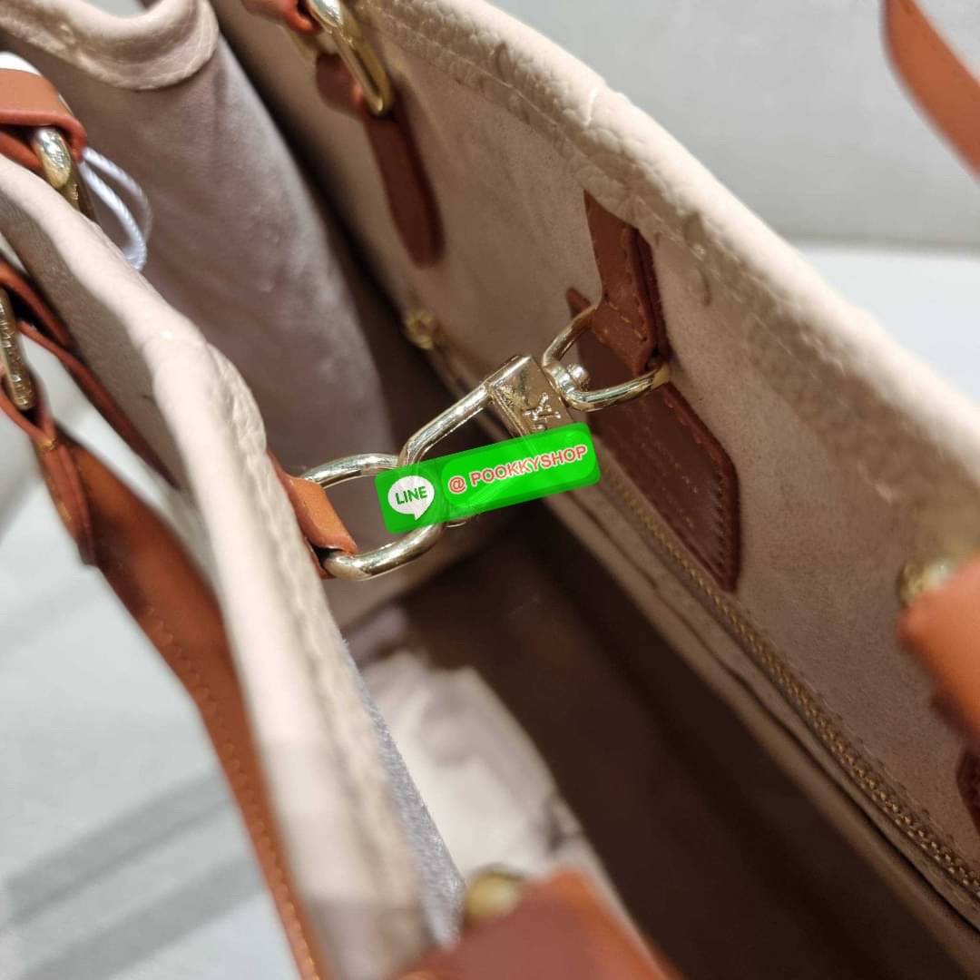 New arrival!! LV crossbody tote bag ดีไซน์สวยคม สมราคา ดูแพงไปอีก ด้วยดีเทลลายของหนัง crossgrain กระเป๋าทรงโท้ทจากเคาน์เตอร์ dutyfree คลาสสิค ผู้ดียืนหนึ่ง โทนสีใช้งานง่าย แมทช์ได้ทุกลุค มาพร้อมหูจับในตัว แบบหูหิ้ว และหูยาวสำหรับสะพายไหล่ เก๋มาก ชิคมาก ภา