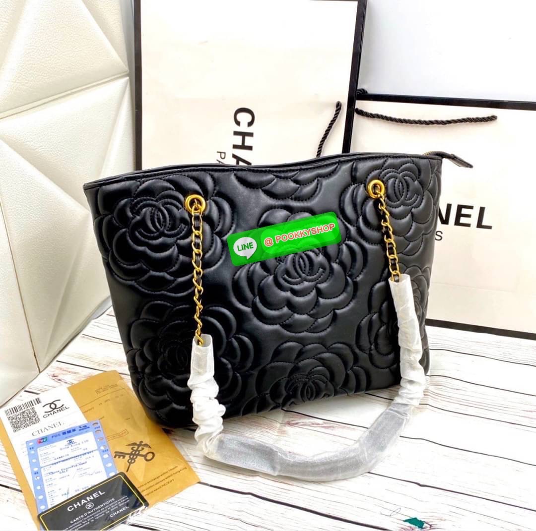 CHANEL Camellia Limited Edition Tote Bag กระเป๋าสะพายหนังแกะสีดำ ด้านหน้าลายดอกไม้คาเมลเลียสีดำ ซิปโลโก้CHANEL สายสะพายไหล่โซ่สลับหนัง จุของได้เยอะ หายาก