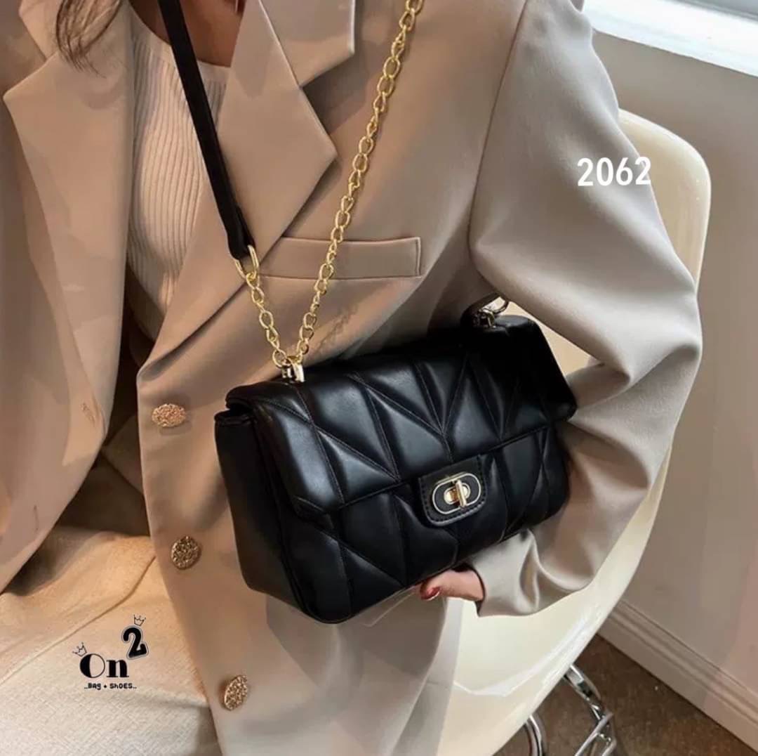 NEW-IN 🤎 หลงรักตั้งแต่แรกเห็นนน สั้นๆ “ของมันต้องมี” งานสไตล์แบรนด์ ขนาดกำลังดี ✔️ใส่คสอ. ✔️ใส่มือถือได้ครบค่า เอาจิงคือ ดีทุกสีสวยหรู ไม่สั่งยังไงไหววว