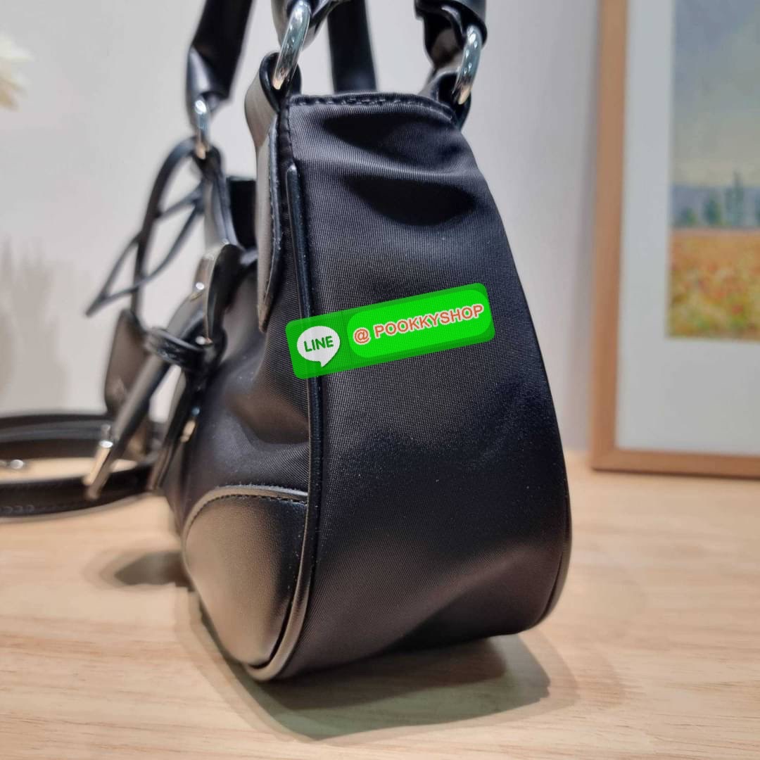 PRADA RE-NYLON AND LEATHER MOON PADDED BAG ใหม่ล่าสุด กับคอลที่ใครๆเห็นก็ต้องรัก ขนาดกำลังน่ารัก ดีไซน์สวยดุ และยังดูแพงได้อีก ด้วยวัสดุที่มีคุณภาพอย่างไนล่อนตัดสลับด้วยหนัง nappa หูสะพายมีสายรัดได้ ภายในโล่ง มีช่องซิป มาพร้อมสายสะพาย ปรับได้ตามต้องการ อี