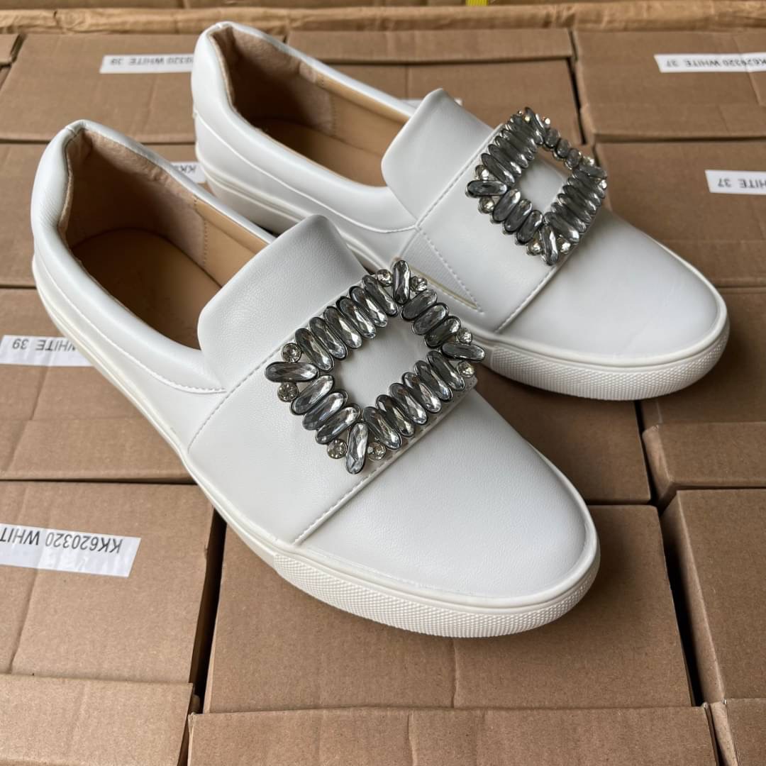 พร้อมส่ง รองเท้าคัทชู เพชร roger รุ่นขายดี พื่นนิ่มใส่สบายมากคะ เพชรสวยแน่นๆๆ พื้นยาง กันลื่นอย่างดี