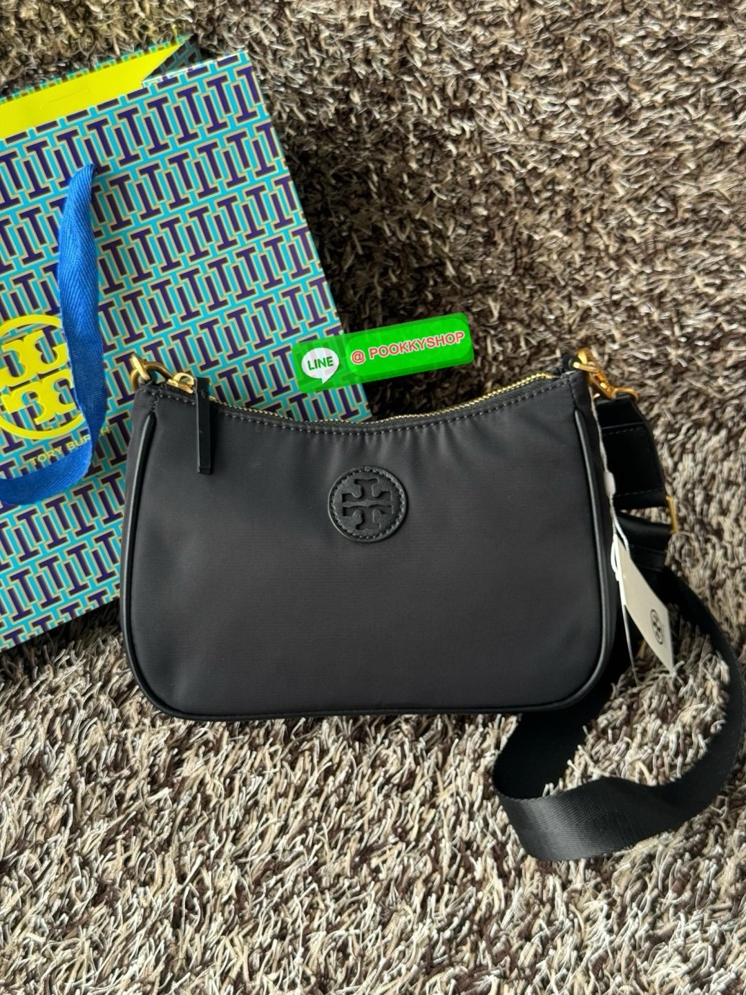 Tory burch nylon web mini hobo เป็นอีกหนึ่งตัวเลือกที่น่าสนใจสำหรับคนที่กำลังมองหากระเป๋าที่เน้นการใช้งาน ดีไซน์เรียบง่าย น้ำหนักเบา เน้นการใช้งานเป็นหลัก อีกทั้งยังมีสายสะพายแบบสปอร์ตช่วยคุณสะพายบนไหล่หรือครอสบอดี้ได้สะดวก ที่สำคัญ ผลิตจากผ้าไนลอนที่มีคว