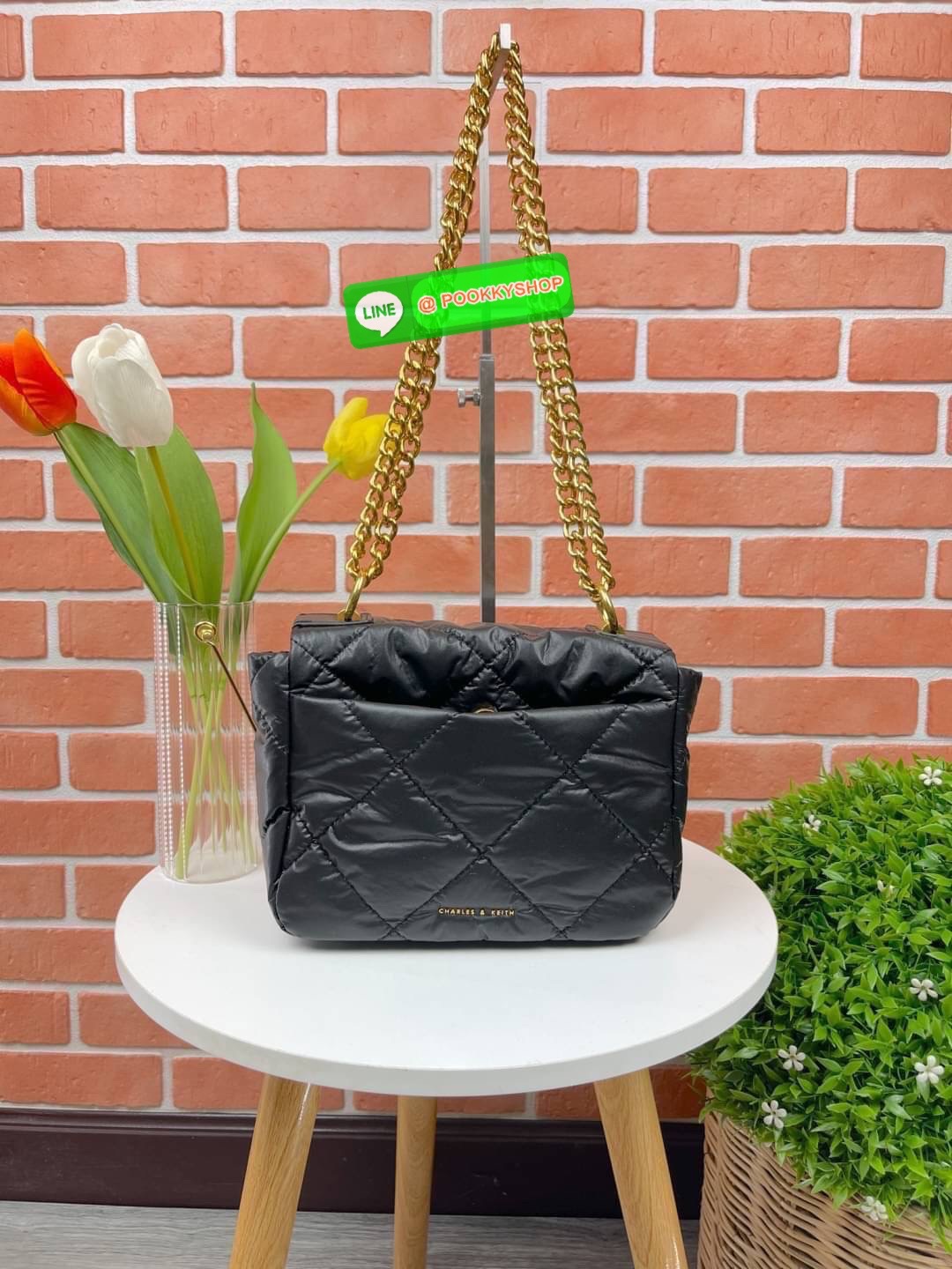 Charles & Keith Paffuto Padded Shoulder Bag มาเพิ่มสีสันให้กับสไตล์ในวันพักผ่อนสบายๆของคุณให้ดูสนุกขึ้น ด้วยกระเป๋าสะพายไหล่ขนาดกลางที่โดดเด่นด้วยหนังเย็บบุลายตาราง โก้หรูด้วยดีไซน์ตัวล็อคโลหะที่เข้ากับสายสะพายโซ่ เปิดปิดแบบตัวหมุนล็อก ด้านในจุของได้เยอะ