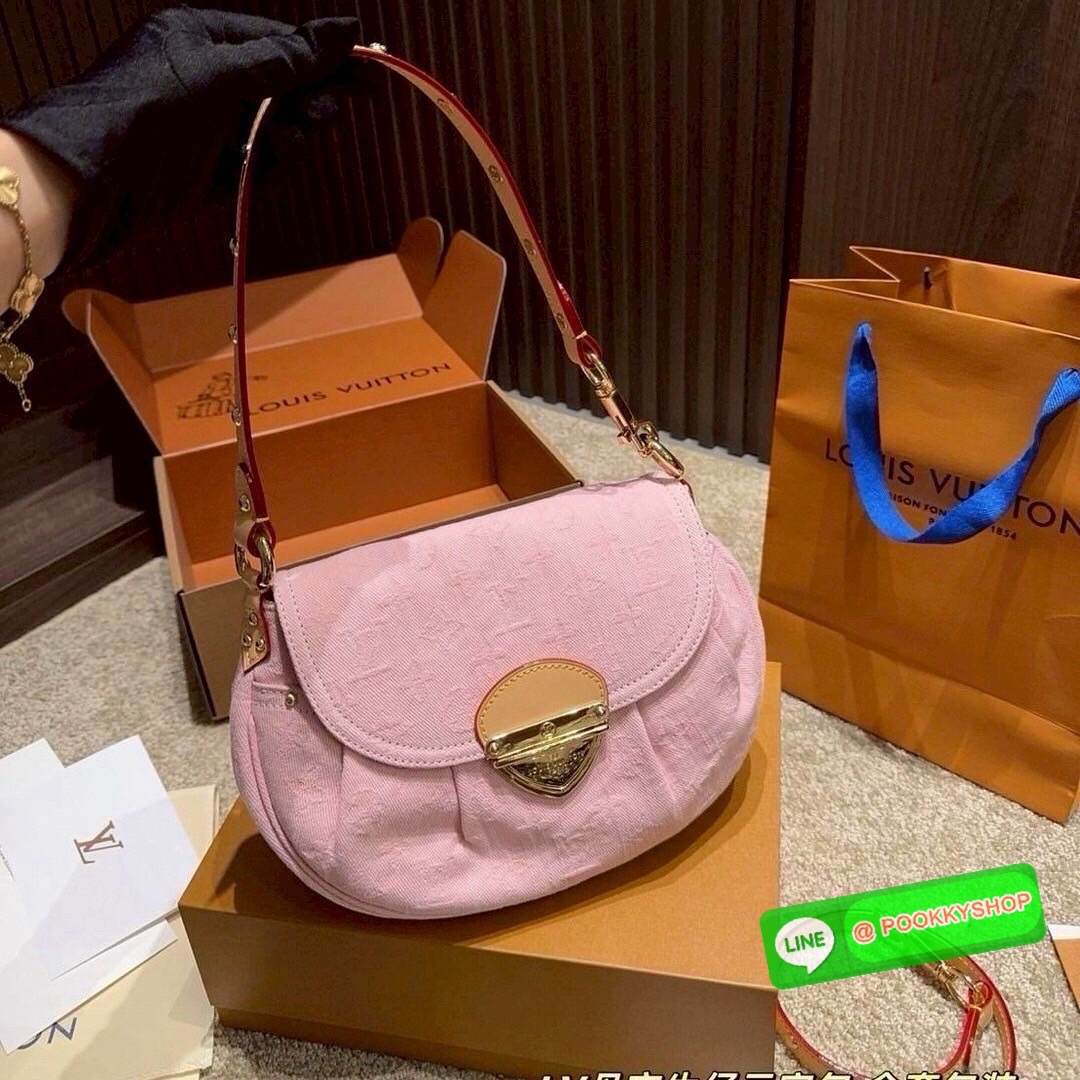 🕊️ | LV Sunset Monogram Denim Handbag Washed Pink กระเป๋าสะพายไหล่ทรงสวย สีใหม่ชมพูหวาน แรงมากฉุดไม่อยู่ กับกระแสคอลใหม่ lvremix ดีไซน์แบบตัวมัม y2k รูปทรง baguette สวยดูแพง ใบนี้ก็ฉ่ำสุดๆ เป็นกระเป๋าสะพายไหล่ ที่สามารถปรับเป็นสะพายข้างได้ เพียงแค