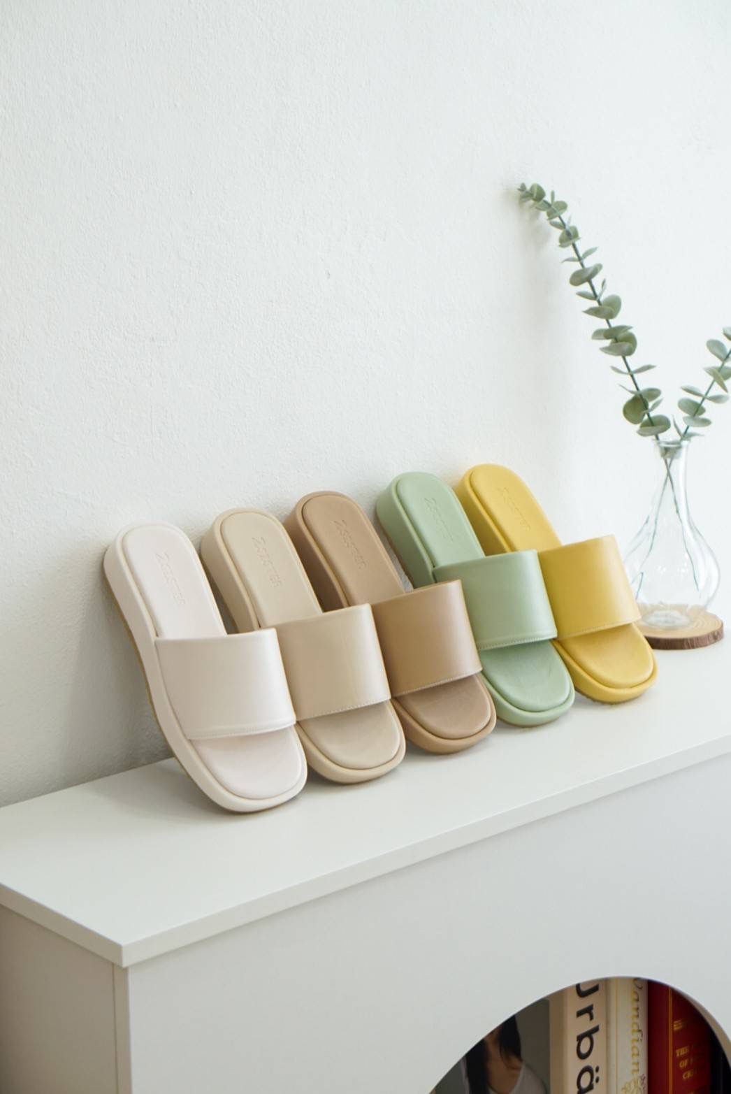 เปิดตัวน้องใหม่ รุ่นมัฟฟิน~ รองเท้างานคุณภาพ นุ่ม น้ำหนักเบา ใส่สบายสุดๆ ตัวส้นหนา1นิ้ว พื้นด้านล่างเป็นผิวลายมะกรูดกันลื่นอย่างดี งานหนังนุ่มมากๆ รับประกันความสบายค๊า