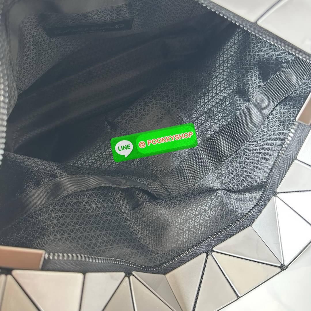 Bao bao Issey Miyake Rock Matte กระเป๋า Bao Bao ซีรีส์นี้จะเป็นทรงสี่เหลี่ยมผืนผ้าและทรงสี่เหลี่ยมจัตุรัส น้ำหนักเบา มีซิปปิดด้านบน ถือเป็นรุ่นที่เหมาะกับการใช้งานในชีวิตประจำวัน สามารถพับมุมและบริเวณด้านล่างของกระเป๋าเพื่อเพิ่มความสะดวกสบายในการใช้งาน ทั