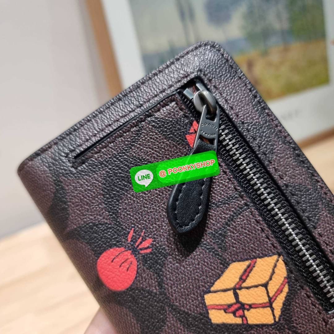 COACH CE708 COACH × PEANUTS SMALL ZIP AROUND WALLET IN SIGNATURE CANVAS WITH SNOOPY PRESENTS PRINT น้องใหม่เกินเบอร์กว่าเดิม กับกระเป๋าสตางค์ใบสั้น คอลใหม่จากเหล่าการ์ตูนสุดรัก ขนาดพกพาสะดวก ฟังก์ชั่นการใช้งานหลากหลาย ไม่ว่าจะช่องใส่บัตร ช่องใส่ธนบัตรที่ส