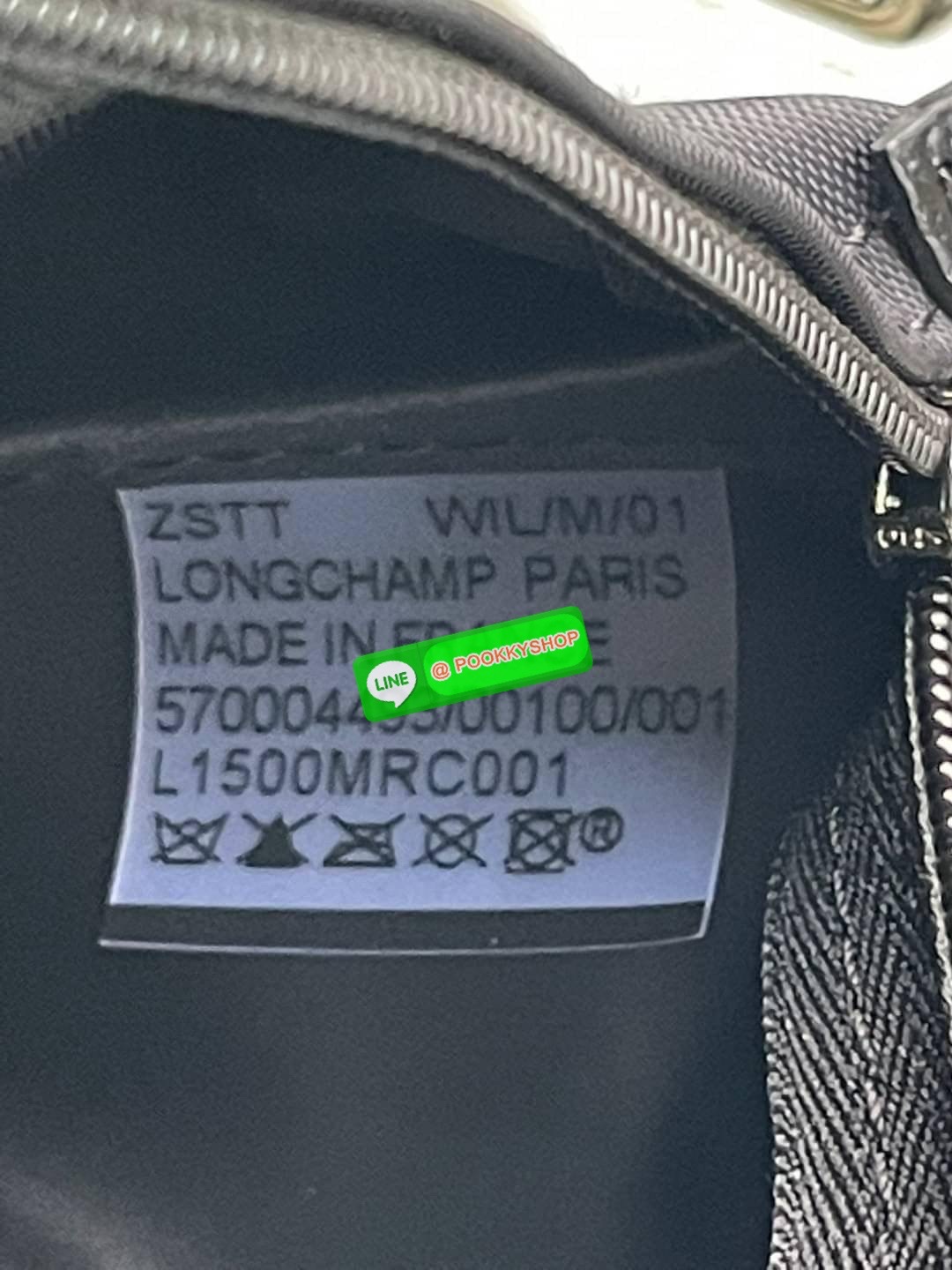 Longchamp x André XS Le Pliage Top Handle Bag พบกับคอลเลคชั่นสุดพิเศษจากลองฌองป์ ‘Longchamp & André’ ที่มีศิลปินกราฟิตี้ชื่อดัง อังเดร ซาไรวา (Mr. André Saraiva) เจ้าของคาเรคเตอร์การ์ตูนสุดร่าเริงอย่าง ‘มิสเตอร์เอ (Mr. A)’ มาร่วมออกแบบกระเป๋าคอลเลคชั่นพิเ