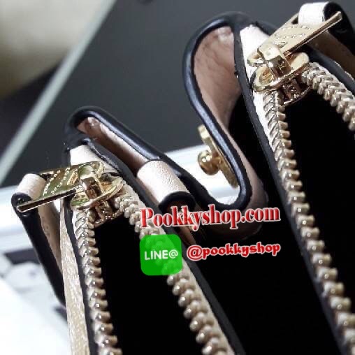 COACH F67027 MINI SURREY CARRYALL IN SIGNATURE CANVAS (COACH F67027) รุ่น 9 นิ้ว Coach ทรง prada รุ่นนี้มี 2 ซิป และช่องใส่ของด้านในเยอะมากๆ เกินคุ้มเลยทีเดียว พลาดไม่ได้แล้วววว ✔หูจับยาว4นิ้ว ✔สายสะพายยาว23นิ้ว