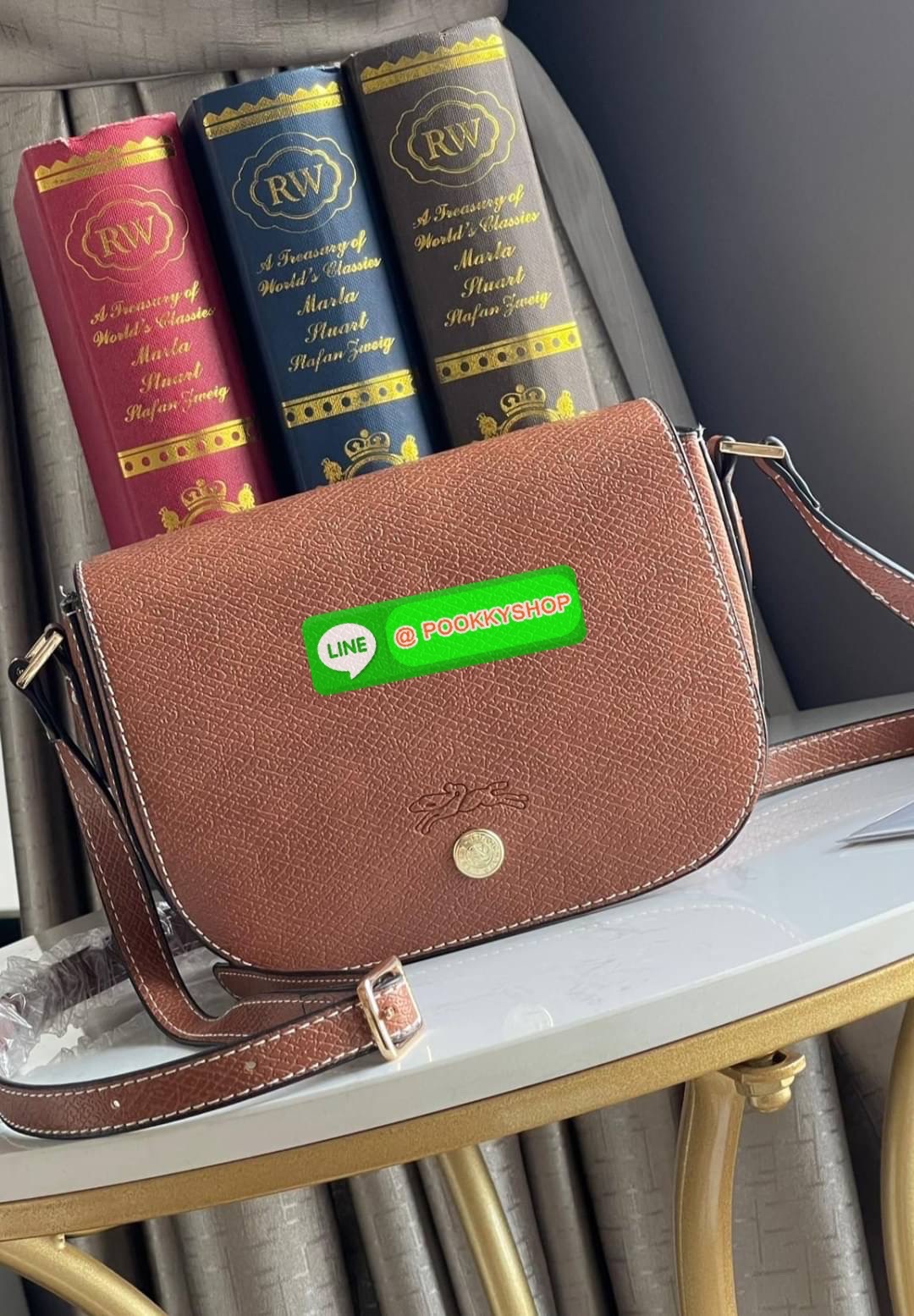 💕Longchamp Epure Crossbody Bag ด้วยรูปแบบที่ชวนให้นึกถึงฝาพับของ Le Pliage กระเป๋าสะพายข้างขนาดเล็กใบนี้มีทั้งความอ่อนเยาว์และความเป็นผู้หญิงในเสน่ห์ของมัน โดดเด่นด้วยรูปทรงกระเป๋าแบบอานม้า ยกย่องให้กับตำนานนักขี่ม้าของ Longchamp EPURE สายสะพายซึ่