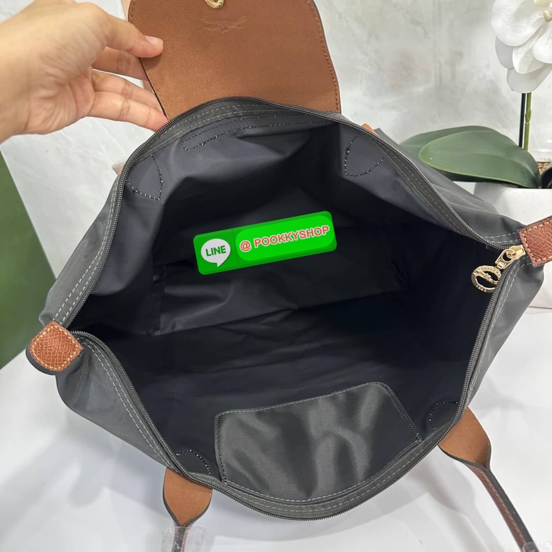 LONHGCHAMP LE PLIAGE ORIGINAL L TOTE BAG 🔖กระเป๋าสะพายไหล่ Le pliage ใบใหญ่ เรียบง่ายจุของได้เยอะ สามารถเก็บเอกสารหรือแล็ปท็อปได้คะ 🔖วัสดุ:ไนลอนเคลือบ 🔖เปิด-ปิดด้วยซิป ภายในกว้าง มีช่องลับแยกคะ 🔖สามารถพับเก็บได้พกพาสะดวกคะ