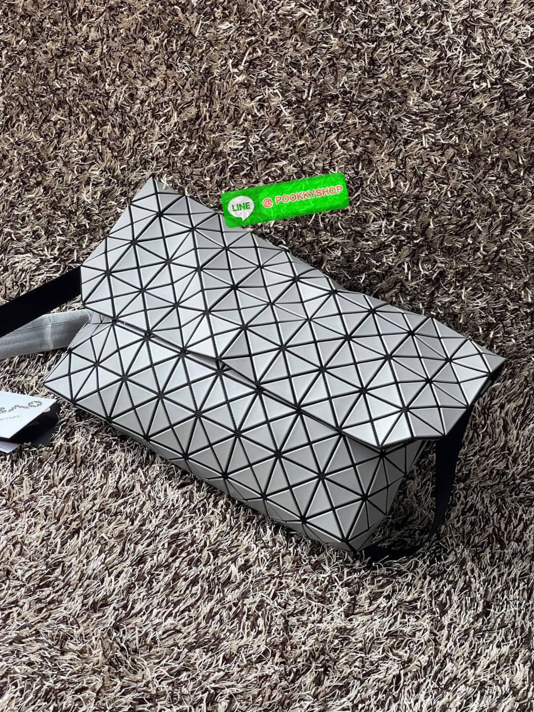💕Baobao Issey Miyake Prism Sac ชาวมินิมอลทั้งชายและหญิงต้องถูกใจรุ่นนี้ เพราะ Prism Sac เป็นกระเป๋าแบบ unisex ที่มาพร้อมกับความเรียบง่ายของวัสดุเนื้อแมตต์ แต่ให้ลุคสไตล์เท่แบบคูลๆ โดดเด่นด้วยดีไซน์ที่ออกแบบมาให้ใช้งานที่ง่าย ตอบโจทย์ทุกสถานการณ์ฝา