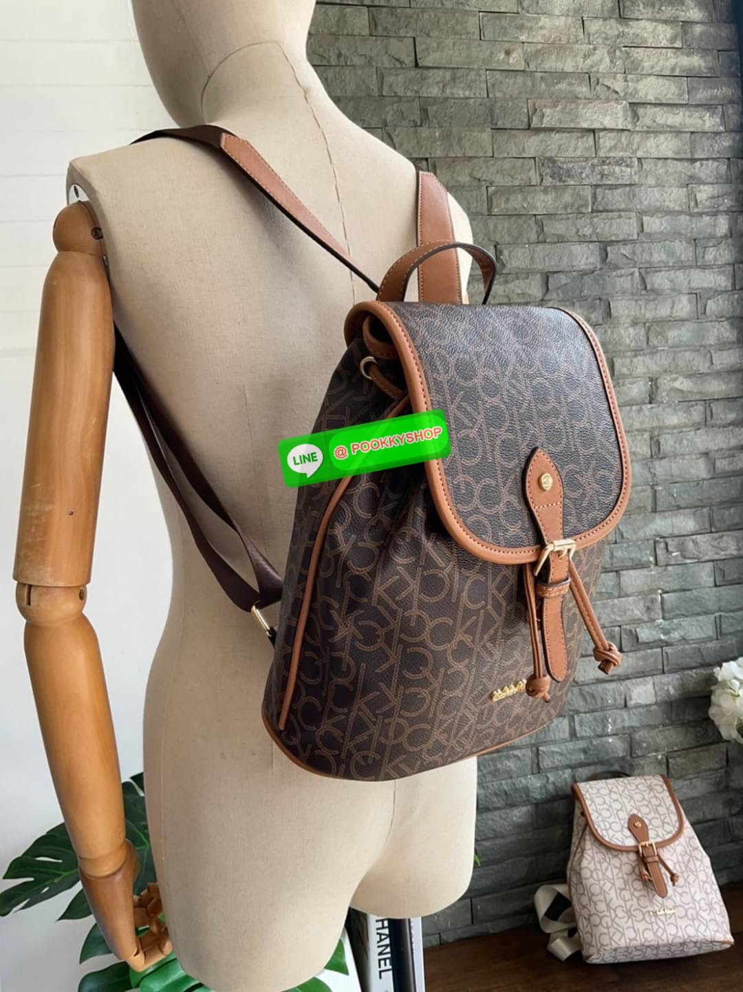 Calvin Klein Monogram Backpack Must Have!! 💕เป็นอีกหนึ่งรุ่นของมันต้องมี สวยหรูดูแพงมาก สำหรับรุ่นนี้ และมีฟังชั่นช่องการใช้งานที่น่าใช้ที่สุด!!! 💕 กระเป๋าสะพายเป้รุ่นใหม่ชนช้อป รุ่นยอดนิยม วัสดุ PVC คุณภาพดี หนังนิ่มสวย ฐานกระเป๋าแข็ง ตั้