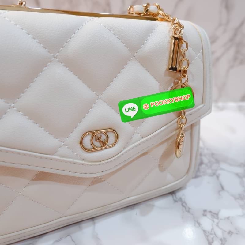 LYN กระเป๋าสะพายข้างรุ่นใหม่ อะไหล่สีทอง หนังนิ่ม ปักลายตาราง ด้านหน้าแต่งด้วยโลโก้แบรนด์ สายกระเป๋าเป็นโซ่สลับหนัง น้ำหนักเบา ด้านในสามารถใส่กระเป๋าตัง โทรศัพท์มือถือ เพาเวอร์แบงค์ มีช่องใส่ของขนาดเล็ก