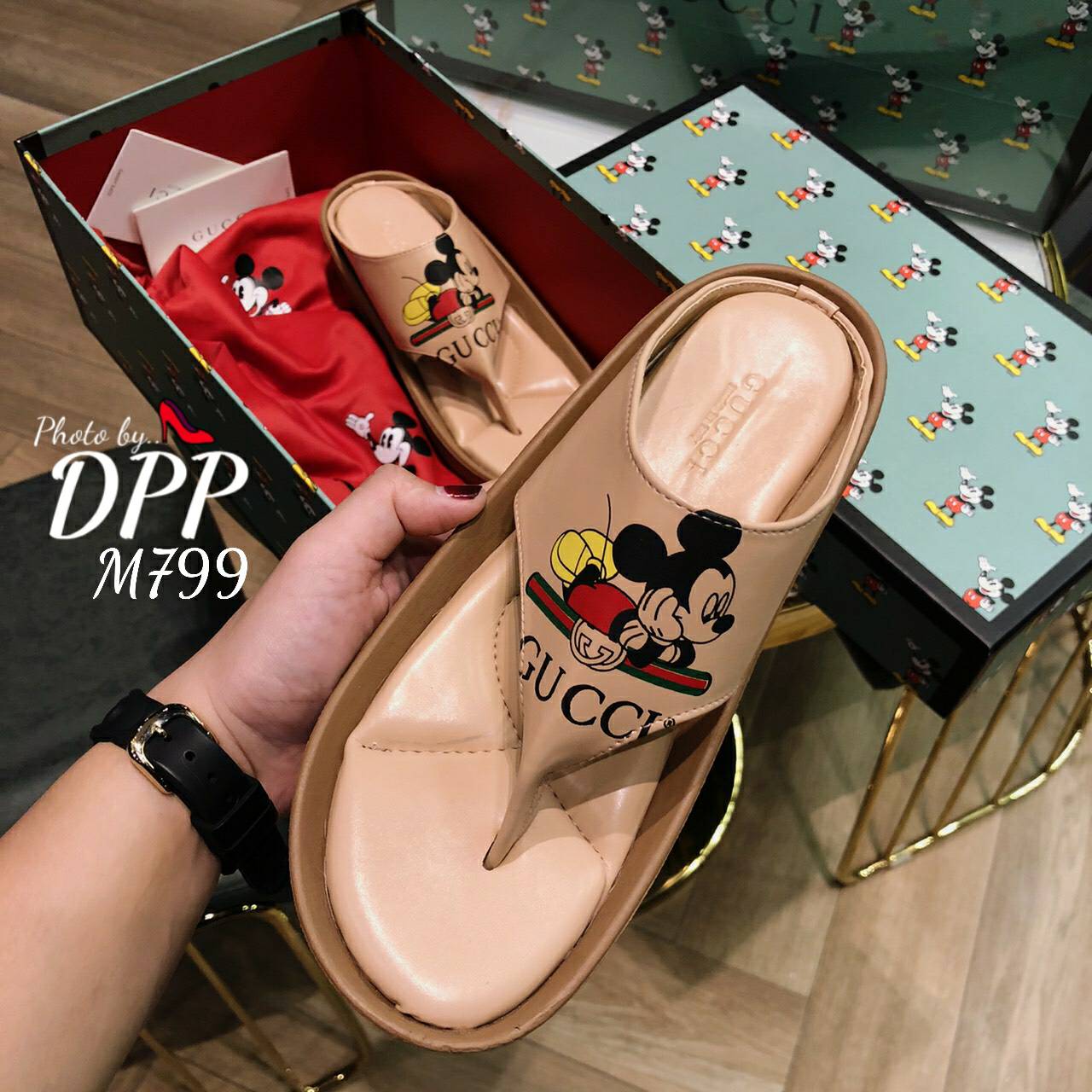 M799 พร้อมส่ง รองเท้าเพื่อสุขภาพ งานทรงสวม หน้าสกรีน มิกกี้ ที่กำลังฮิตมากๆในตอนนี้ ดีไซน์สวย สวมใส่ง่าย เดินสบาย ตัวส้นสูง1.5นิ้ว เสริมหน้า1นิ้ว เดินไม่เมื่อยเท้าจ้า